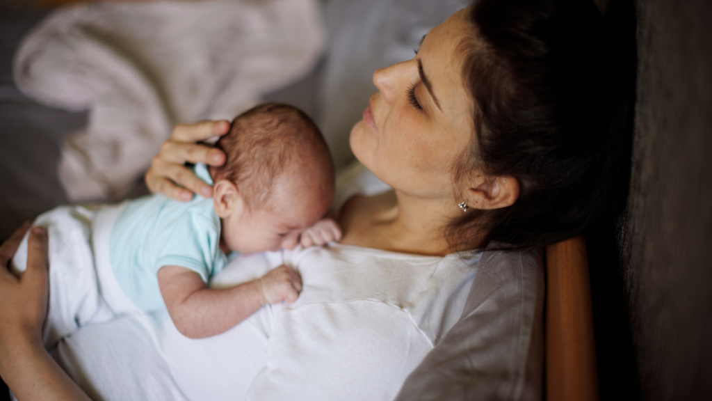 Baby wacht immer wieder auf: Ursachen & Tipps für die Nacht