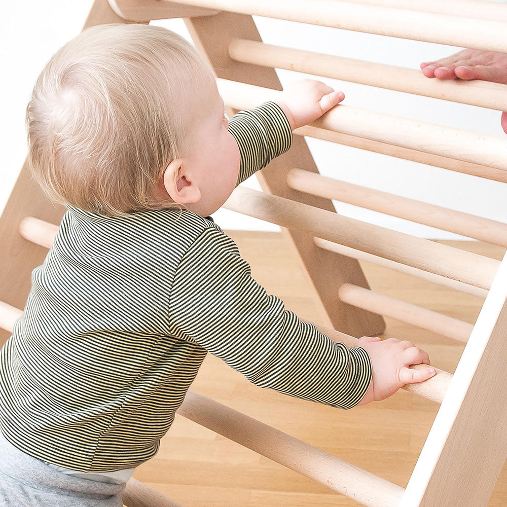 Alles, was Eltern über das Pikler-Dreieck als pädagogisches Kletterdreieck wissen müssen!