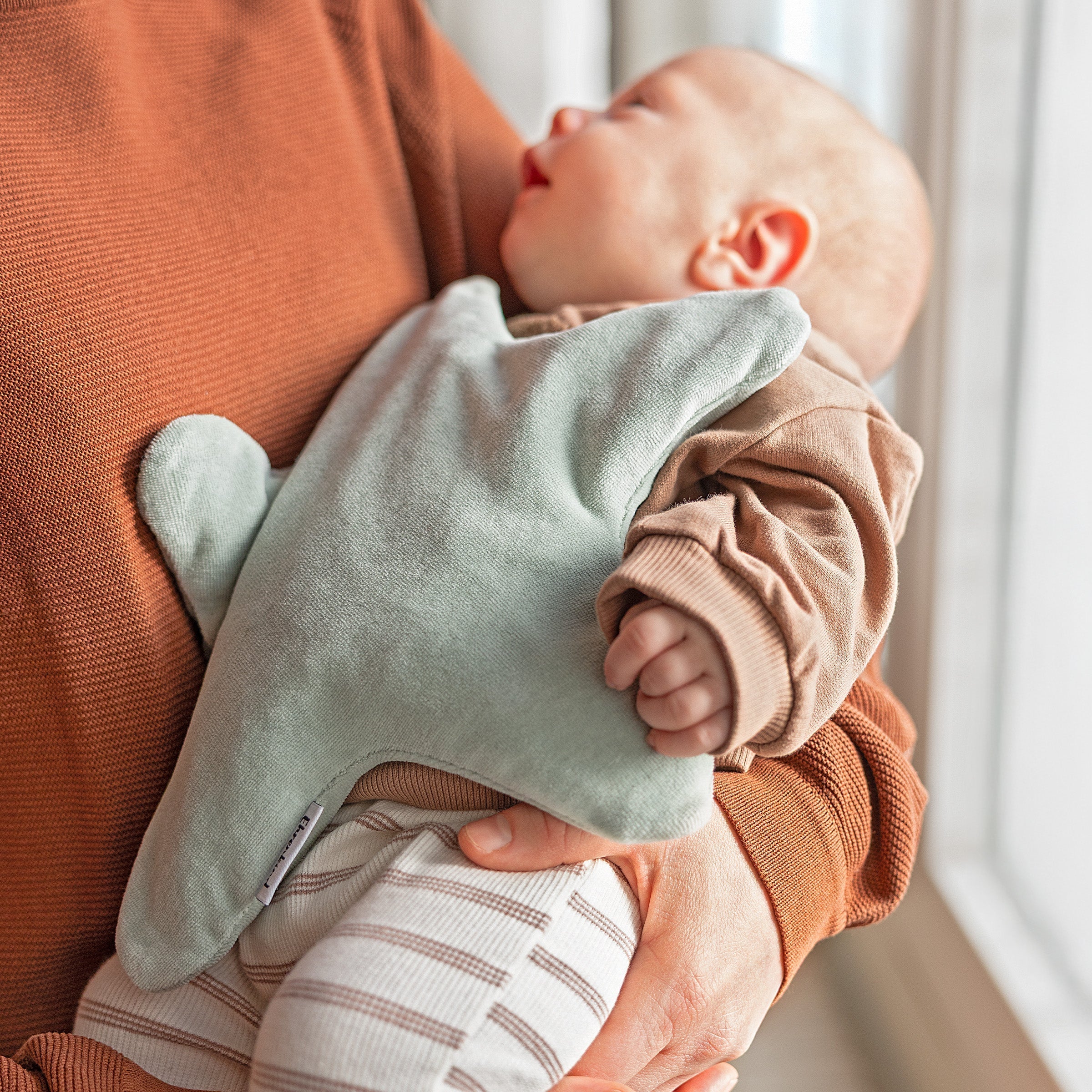 Dein Baby schreit beim Stillen: Ursachen & Hilfe