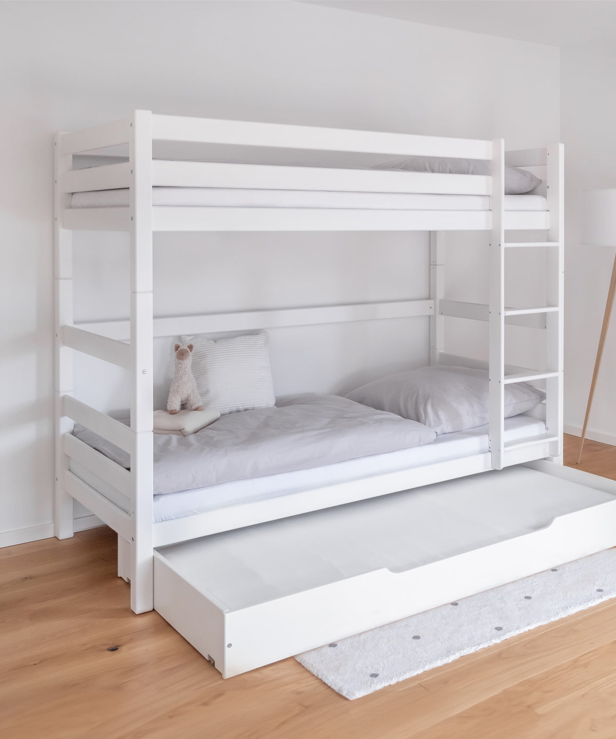 Etagenbett hoch in der Farbe Weiß mit ausgezogenem Bettkasten.