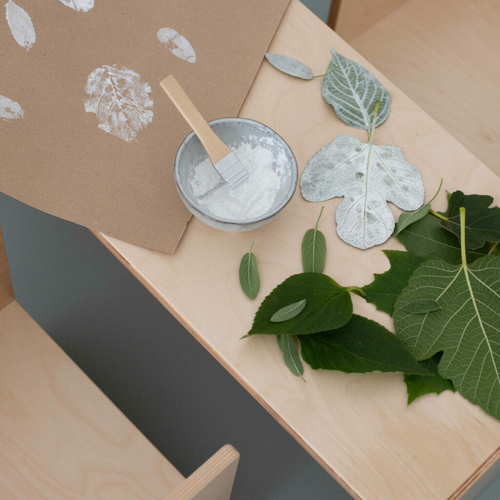 Herbst-Geschenkpapier aus gesammelten Blättern