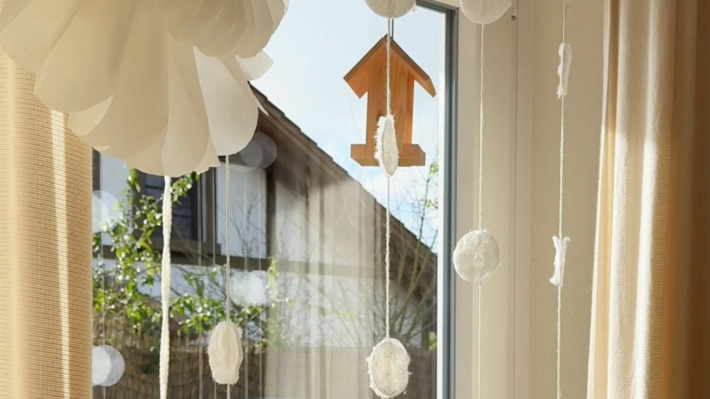 Basteln im Advent: Schneeflockengirlande.