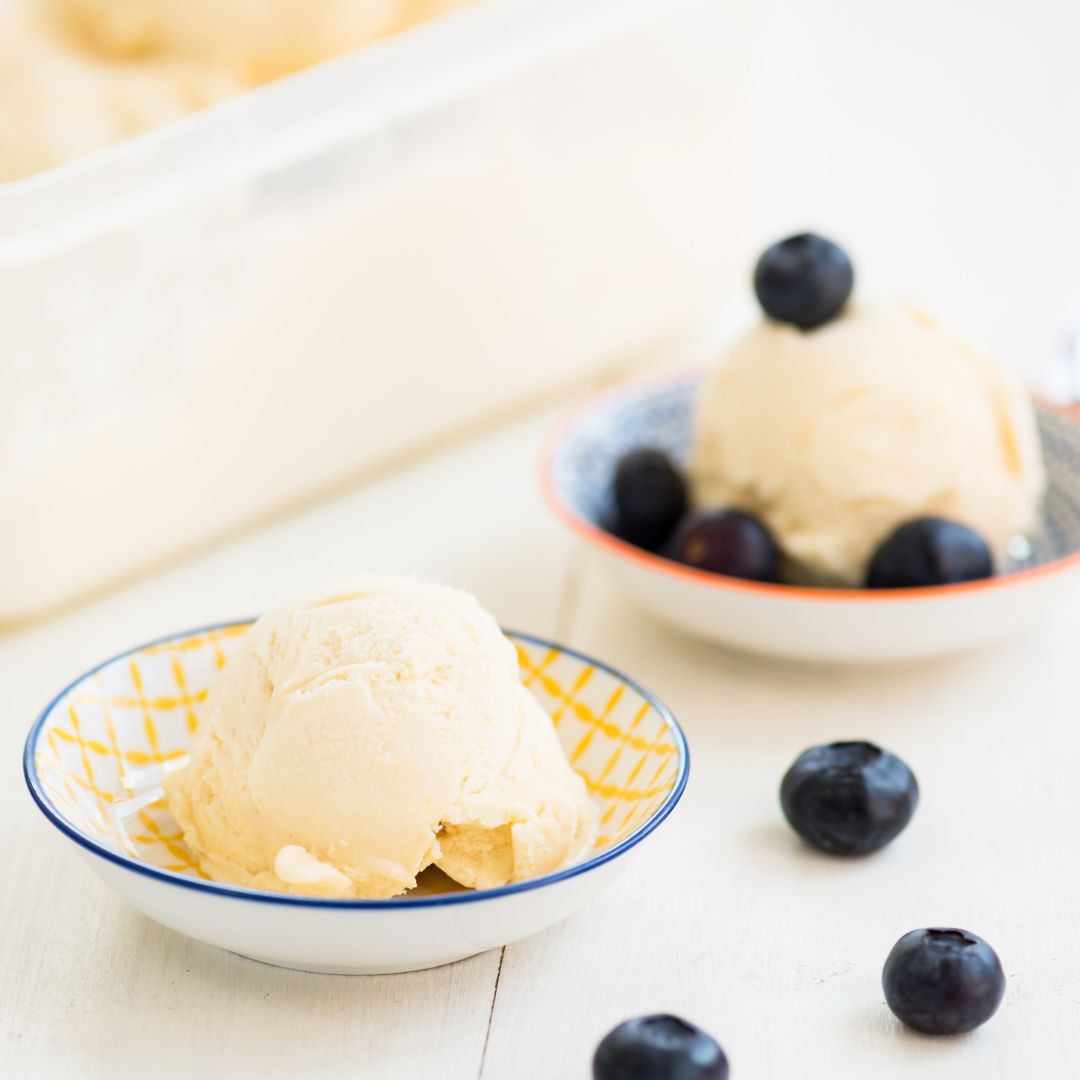Eis für Kinder selber machen: Leckeres Eis in Schälchen.