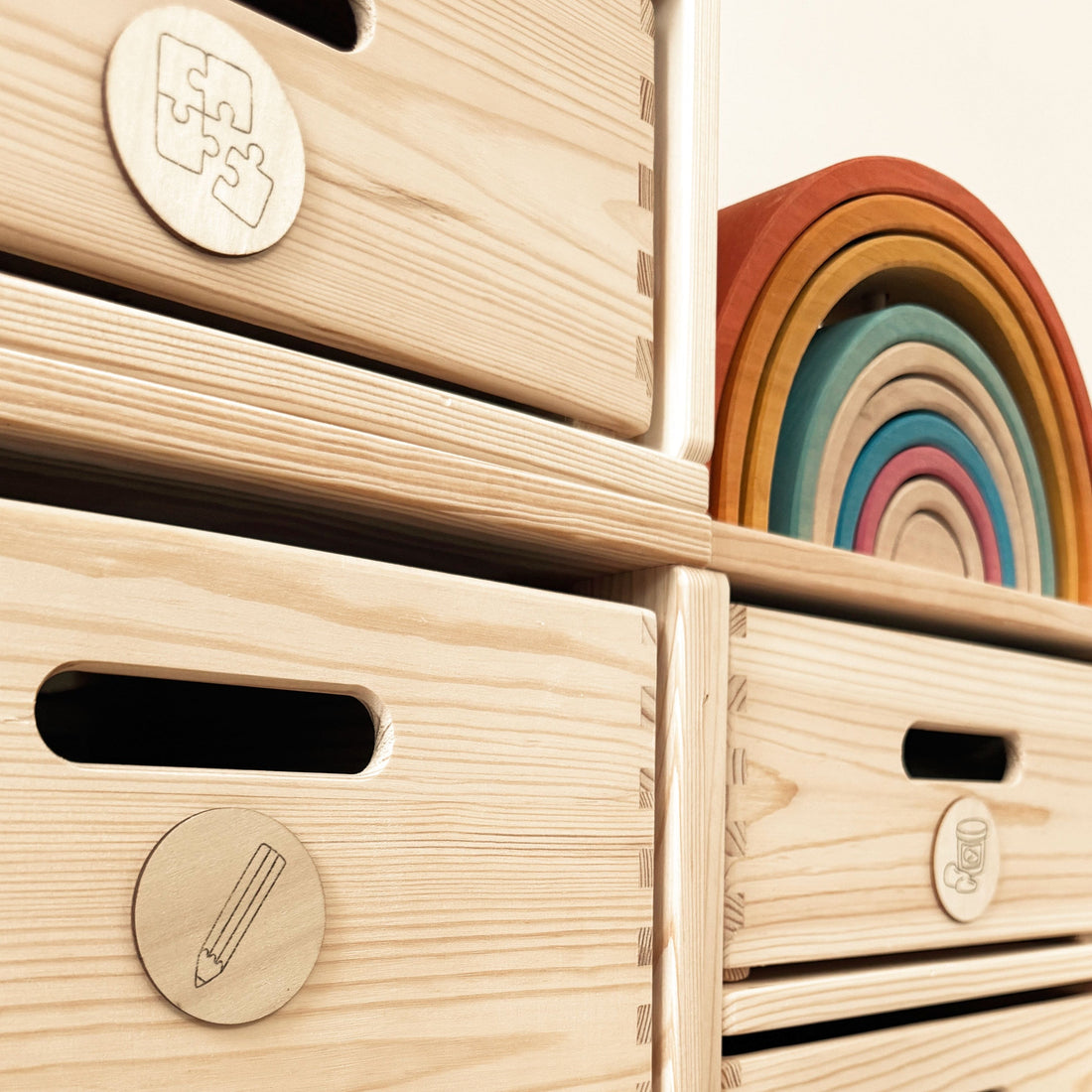 Spielzeugkisten mit Lavendeldruck beschriftet.