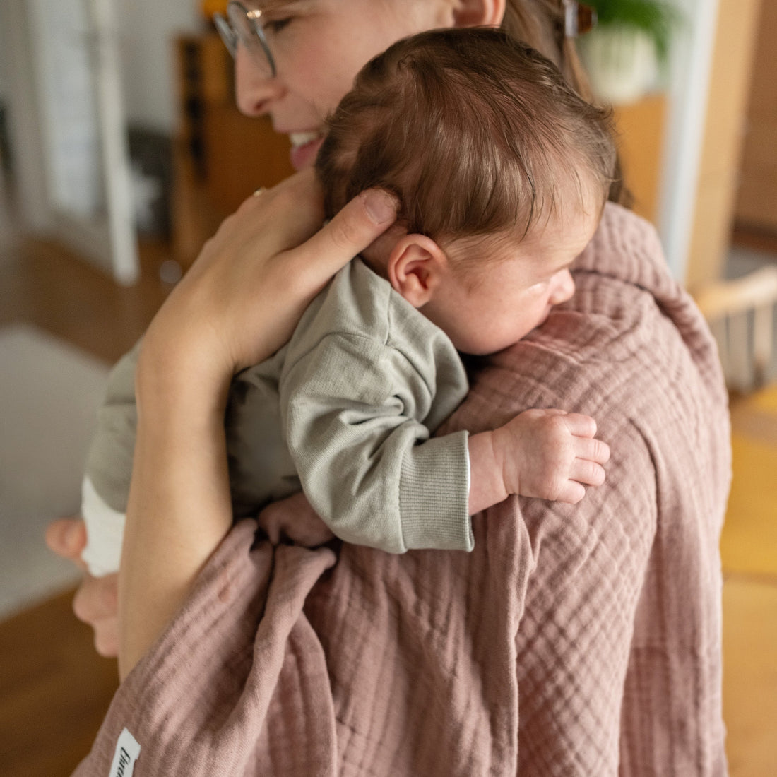 Mutter mit kleinem Baby auf dem Arm.