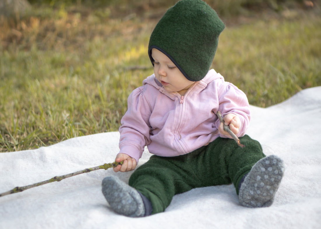 Titelbild: Babykleidung im Frühling.