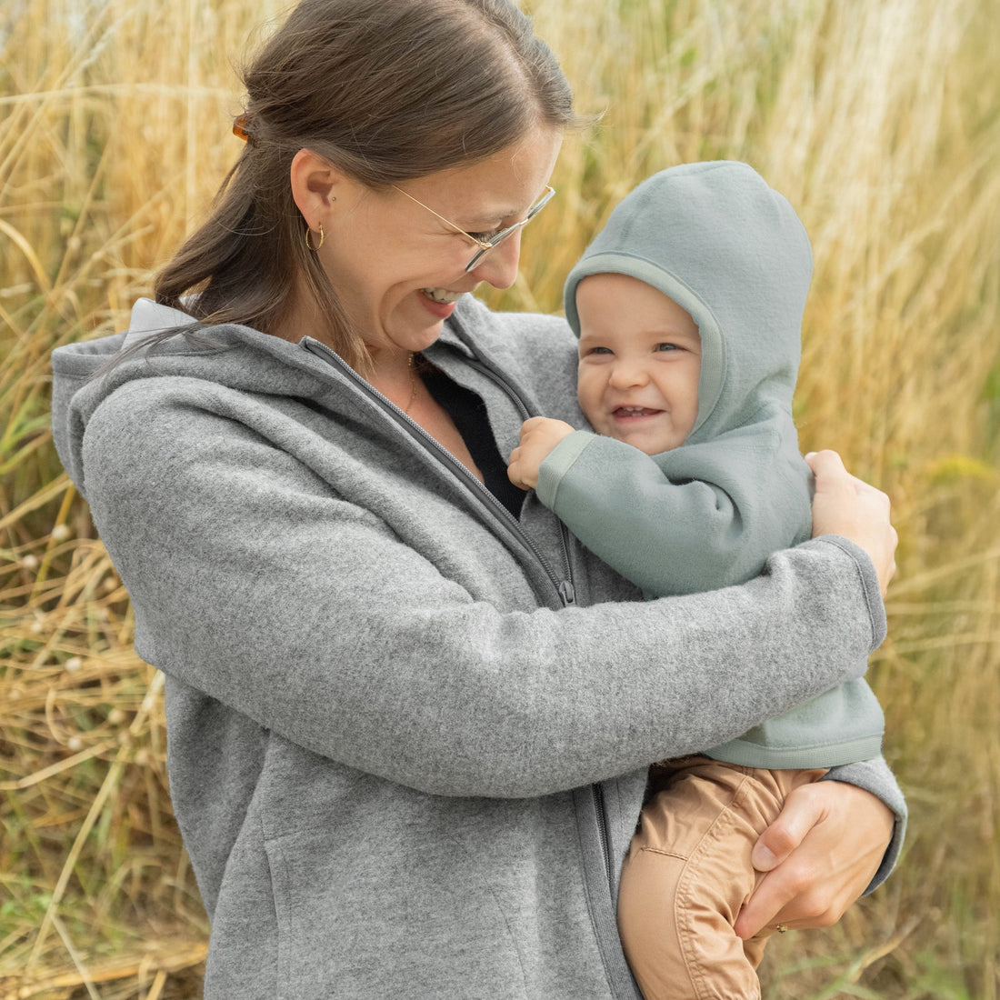 Mutter mit Baby auf dem Arm.