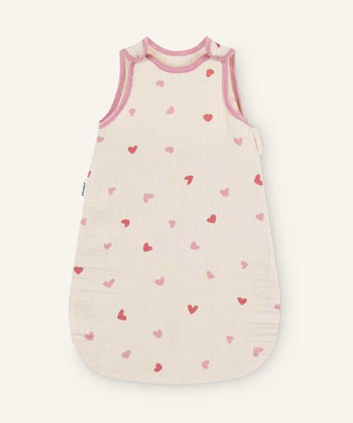 Musselin-Babyschlafsack 0.5 TOG in Natur mit Herzen.