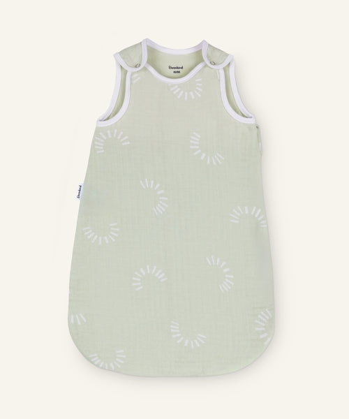 Musselin-Babyschlafsack 0.5 TOG in Salbei gemustert.