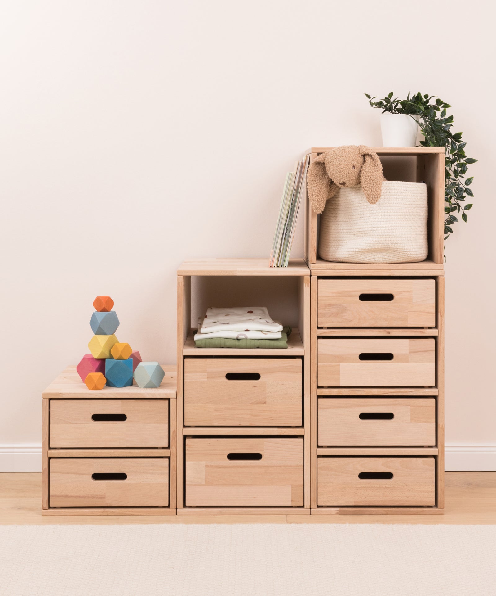 Vielseitiger Stauraum*Das Regalsystem funktioniert offen oder mit passenden Kisten und ist kompatibel mit Standardkisten, wie z.B. Euroboxen.| Regalsystem aus Buchenholz mit offenen Fächern und Aufbewahrungsboxen