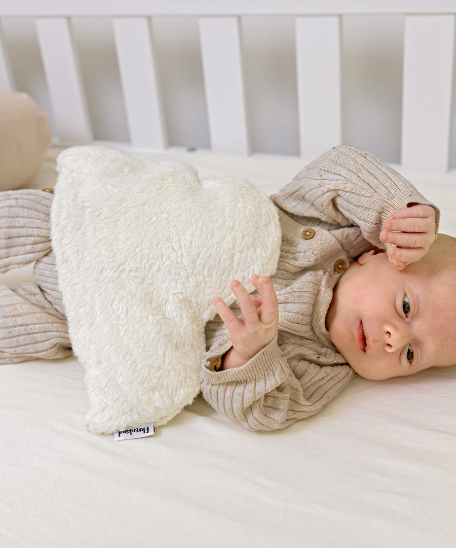 Im Babyalltag bringt das weiche Wolkenkissen in Teddy-Qualität angenehme Wärme an den Bauch.