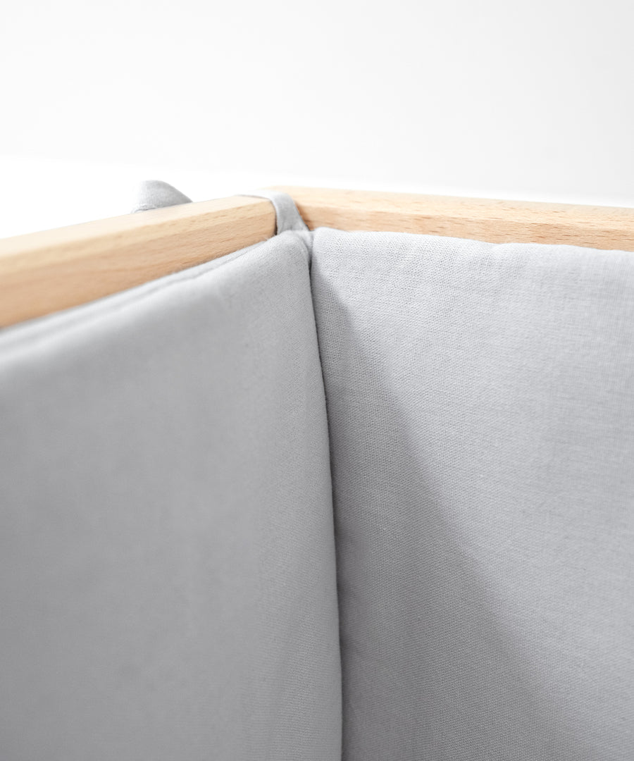 Streichelweiche Bio-Baumwolle*Der Oberstoff aus 100 % hochwertigster Bio-Baumwolle ist atmungsaktiv und besonders sanft zur Haut.|Nahaufnahme der Bettumrandung in Hellgrau.