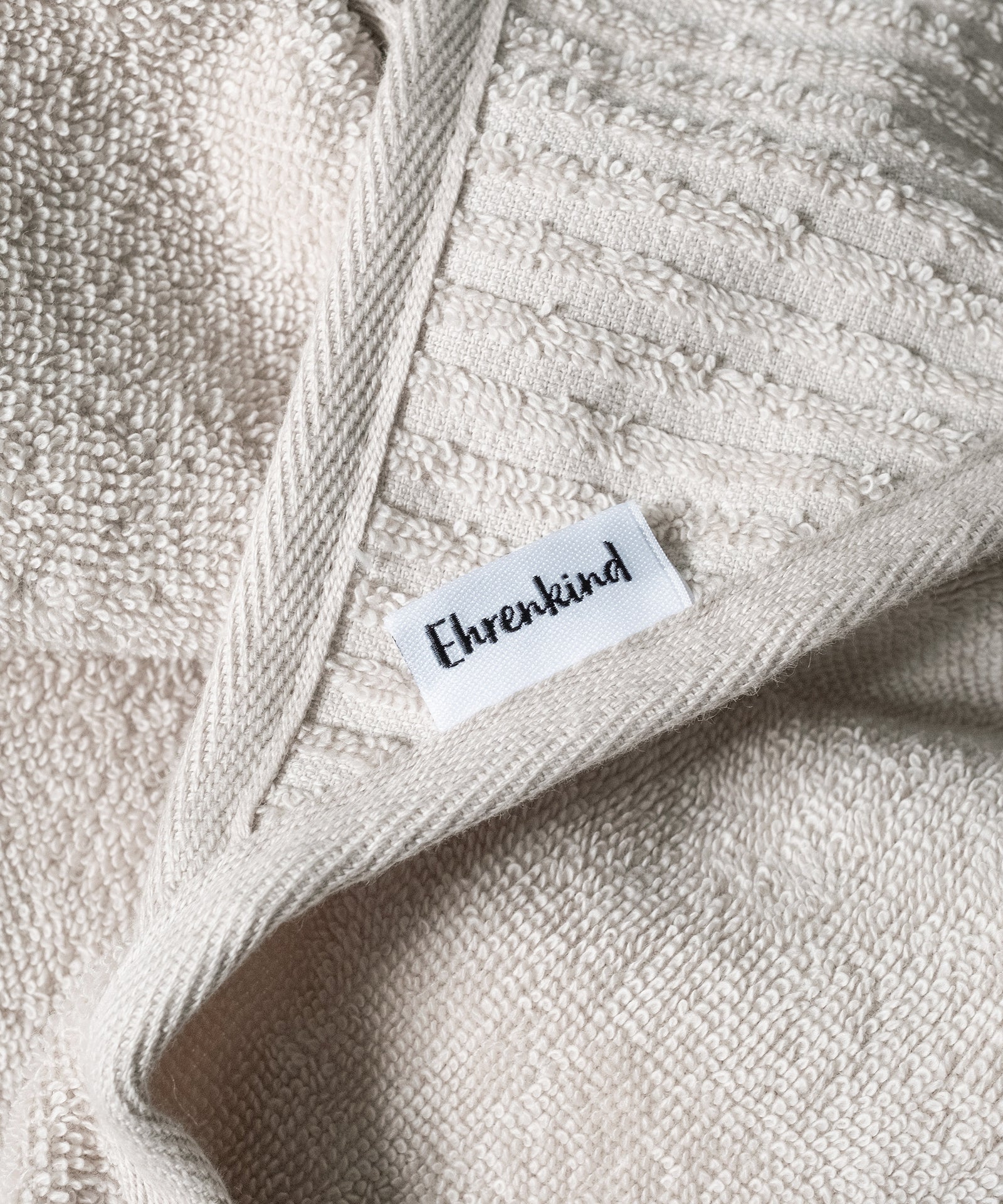 Flauschig weich & saugfähig*Der flauschige Frottier ist besonders saugfähig und nimmt optimal Nässe und Feuchtigkeit auf.|Nahaufnahme Frottier Kapuzenhandtuch Beige.