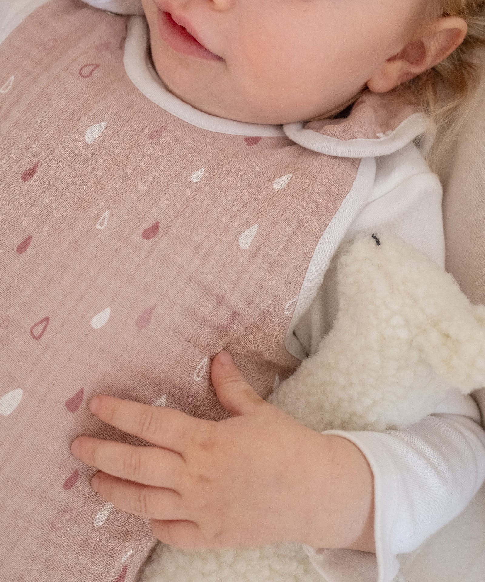 Hochwertig*Unsere-Musselin-Schlafsäcke bestehen aus feinfädigem, atmungsaktivem Musselin Gewebe.|Nahaufnahme Musselin Sommerschlafsack in Rose Tropfen.