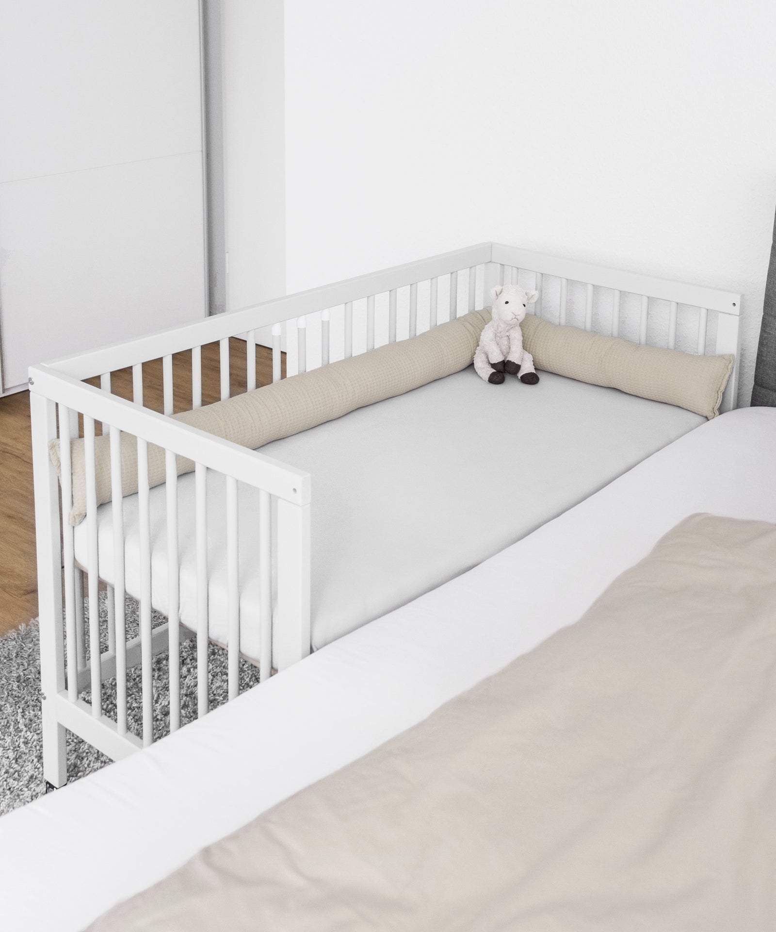 Praktisches Beistellbett*Nach Umbau kann das Babybett mit der offenen Seite direkt an das Elternbett gestellt werden.|Babybett als Beistellbett neben Elternbett.