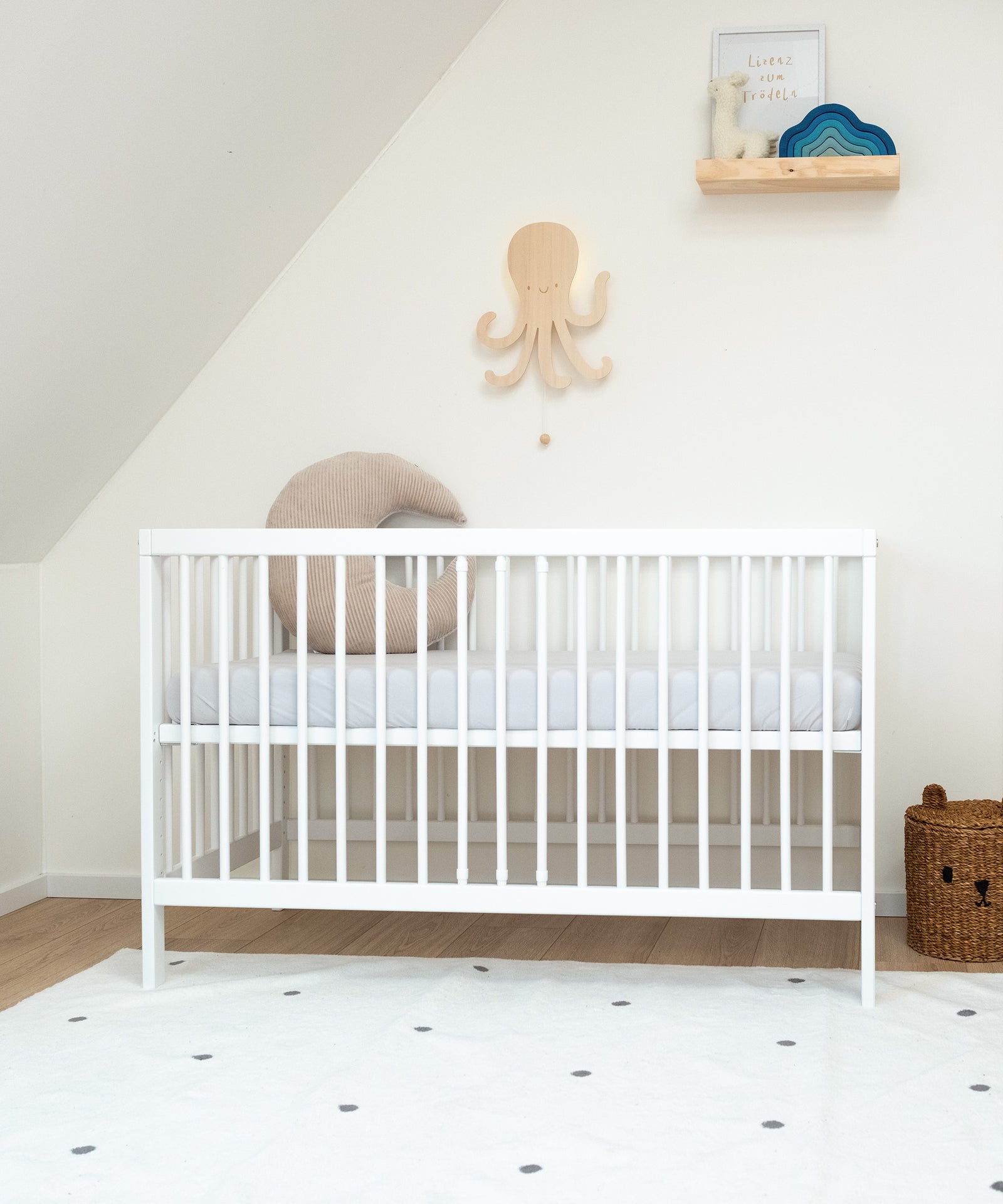 Höhenverstellbar*Die Höhe des Babybetts lässt sich individuell anpassen. So ist es flexibel und wächst mit deinem Kind mit.|Babybett weiß mit hoch gestellter Liegefläche in Kinderzimmer.