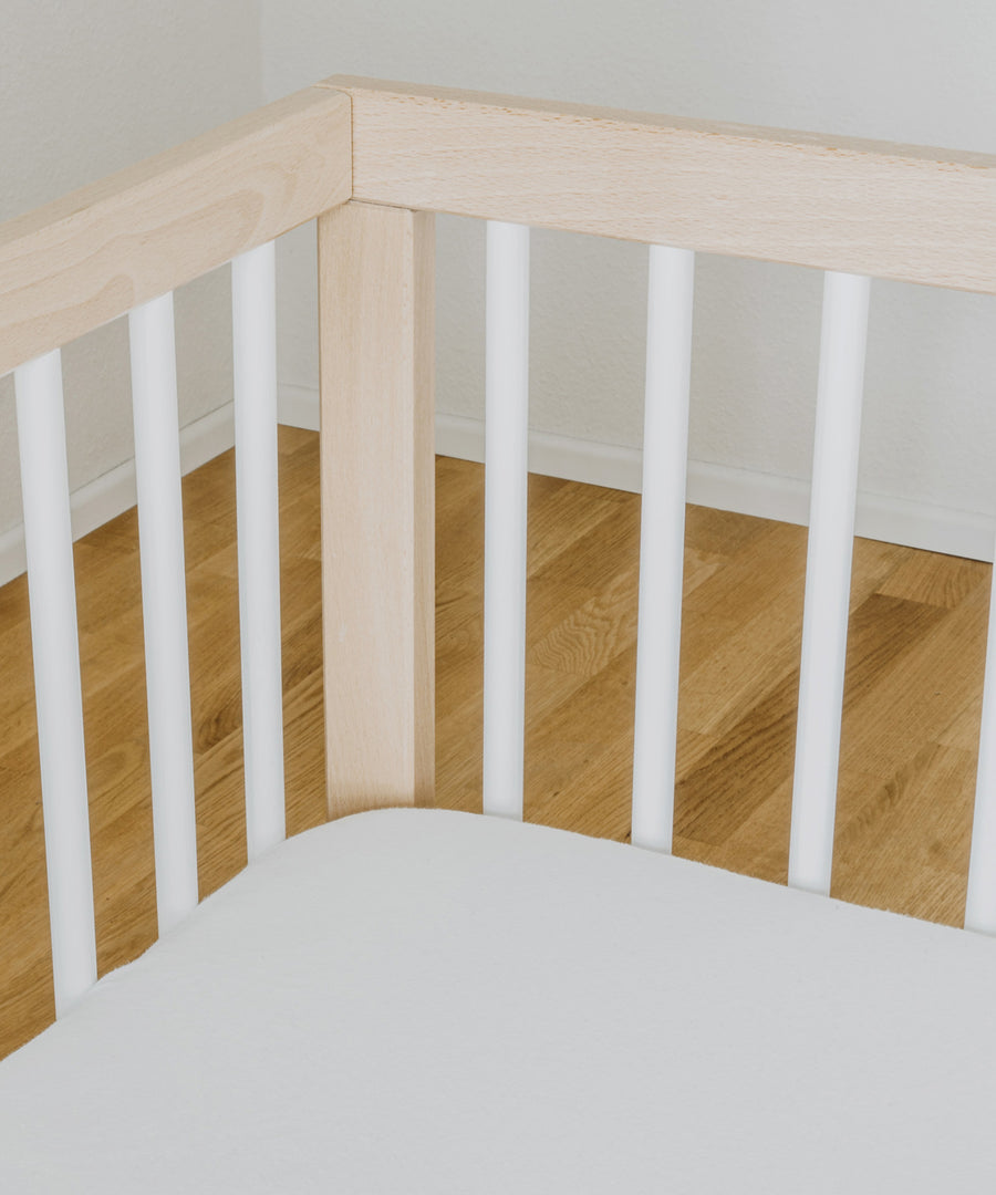 Hochwertige Materialien & FSC®-zertifiziert*Das Gitterbett wird aus massivem Buchenholz gefertigt und ausschließlich mit kinderfreundlichen Lacken behandelt.|Detailansicht einer Ecke des Gitterbetts.