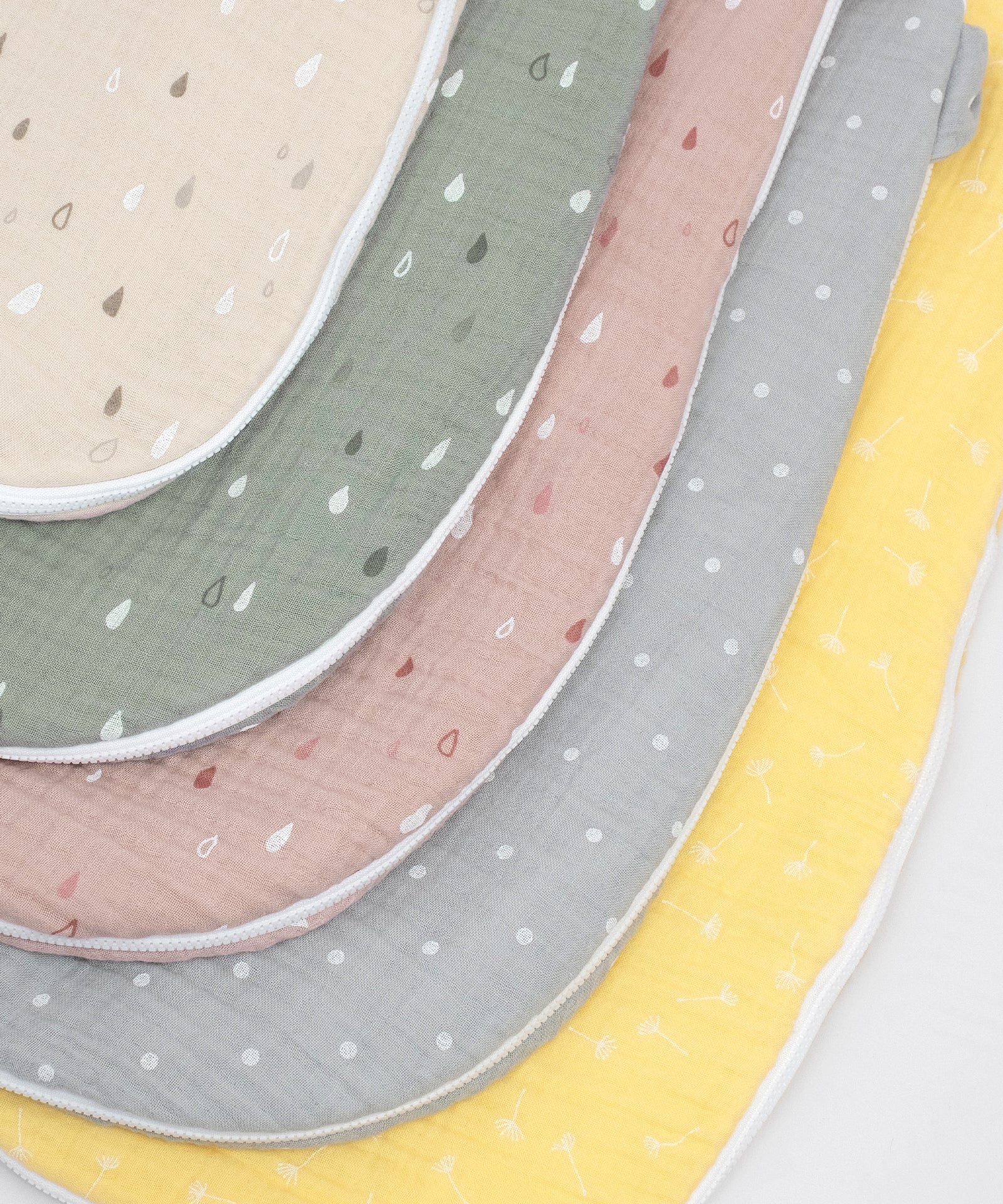 Babyschlafsack in den fünf verschiedenen Farben.