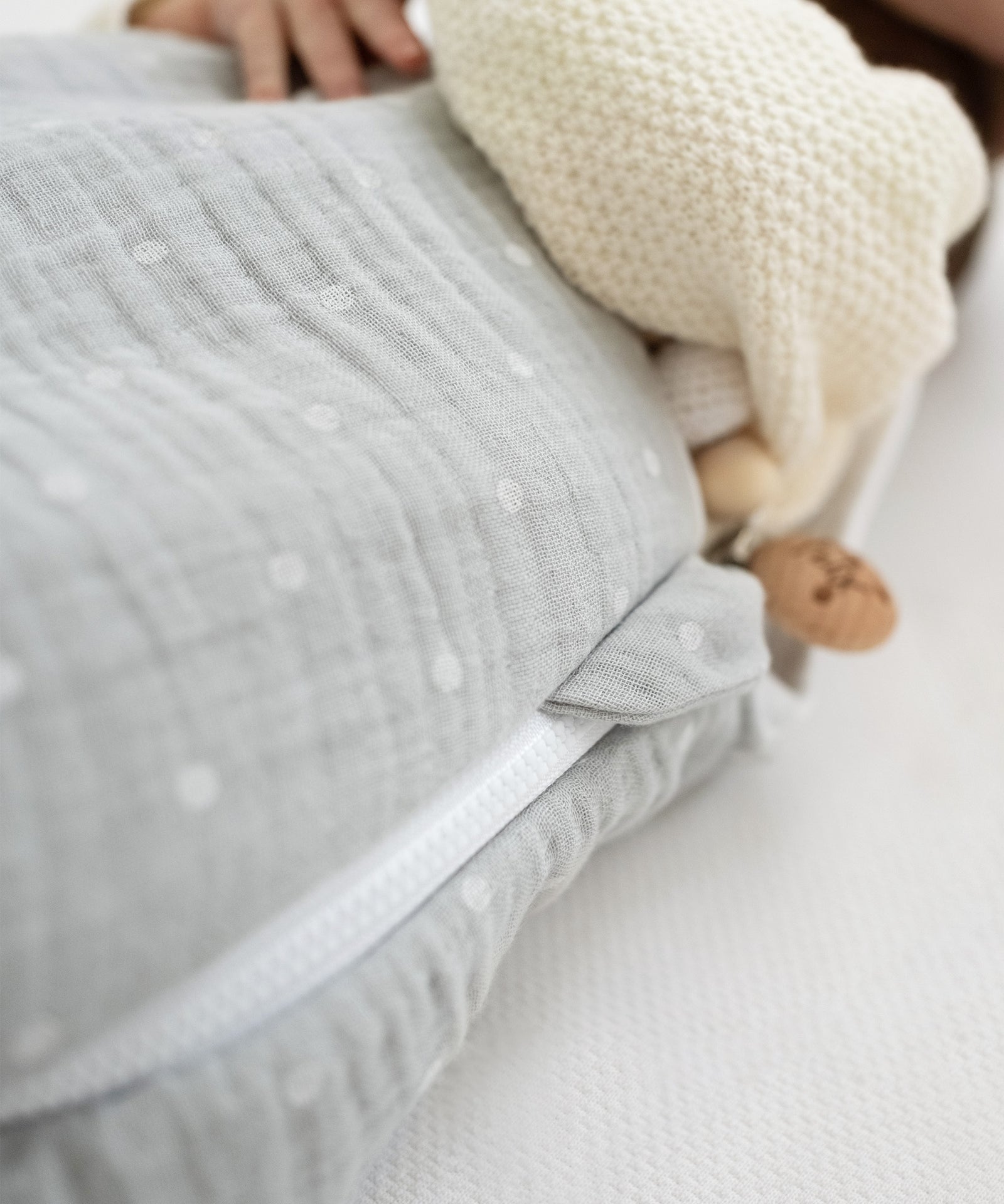 Praktischer Reißverschluss*Der leichtläufige Reißverschluss ist seitlich angebracht, sodass das An- und Ausziehen besonders einfach und schnell funktioniert.|Nahaufnahme des Reißverschlusses.