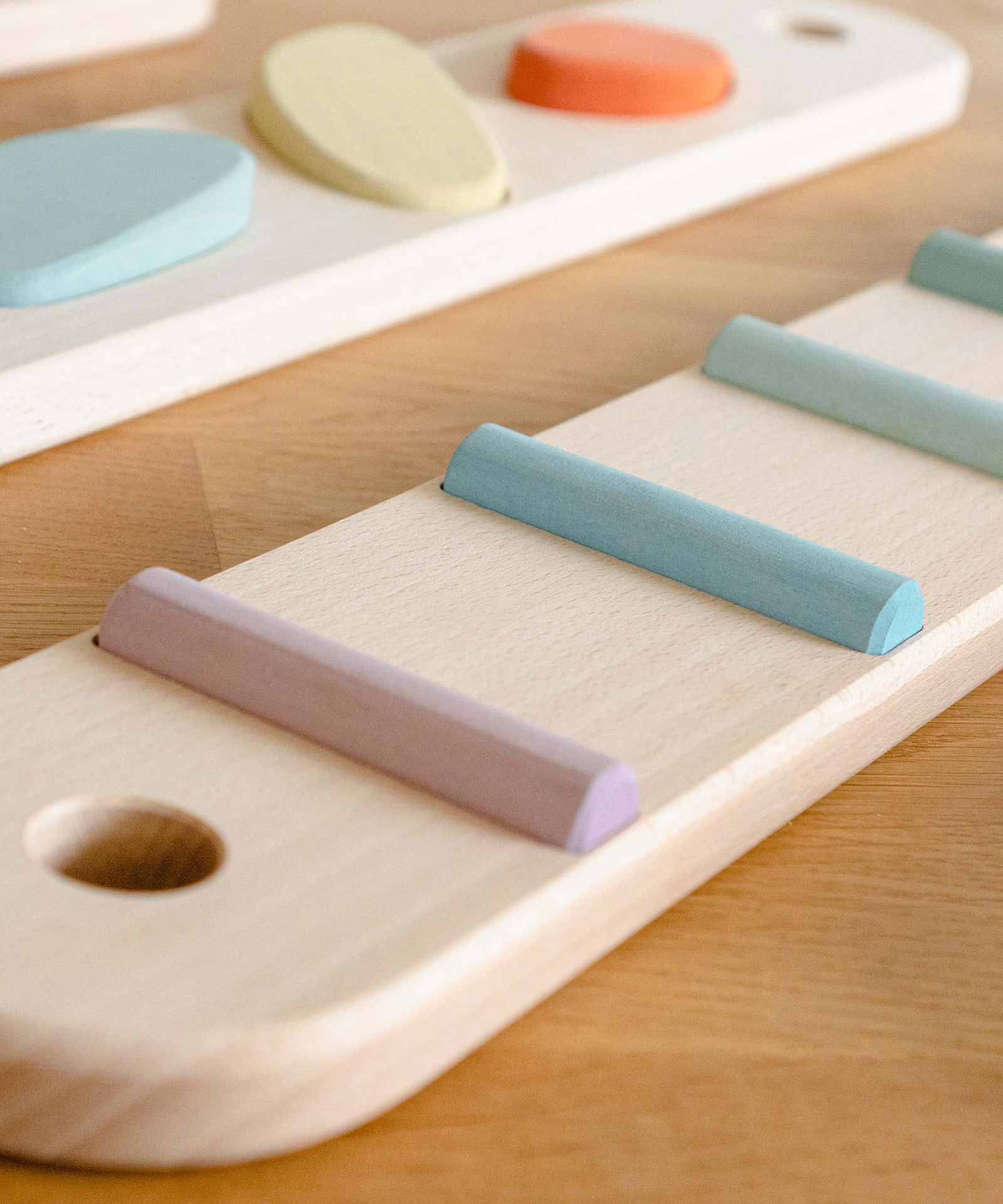 Hochwertiges Holz*Der Balancierbalken besteht aus nachhaltigem Massivholz. Die Strukturelemente sind in sanften Pastelltönen eingefärbt.|Nahaufnahme Balancierbalken.