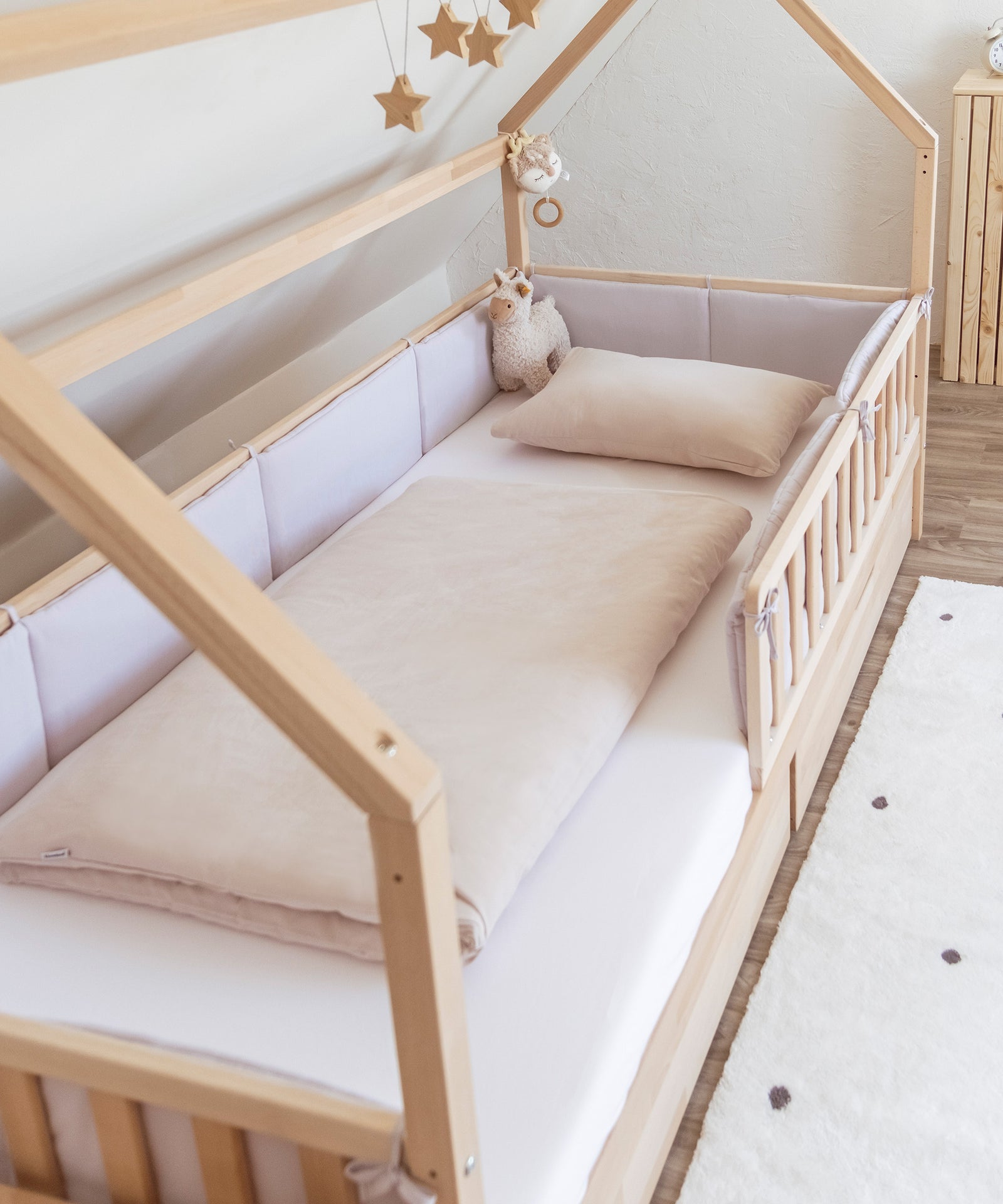 Bettumrandung und Bettwäsche im Hausbett.