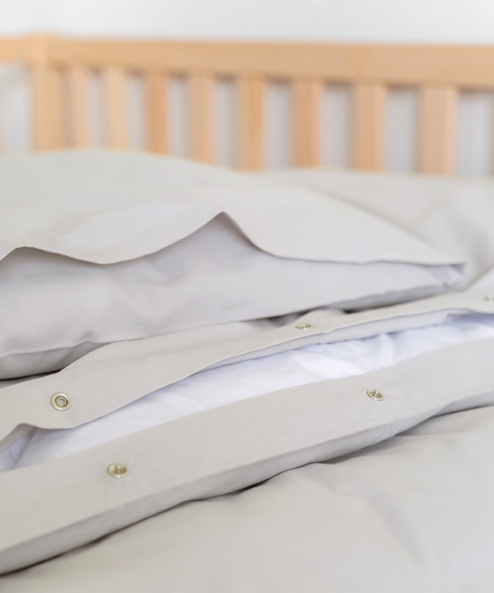 Einfache Handhabung*Der Bettdeckenbezug ist mit praktischen Druckknöpfen ausgestattet, der Kissenbezug mit einem Hotelverschluss.|Nahaufnahme der Druckknöpfe des Deckenbezugs.