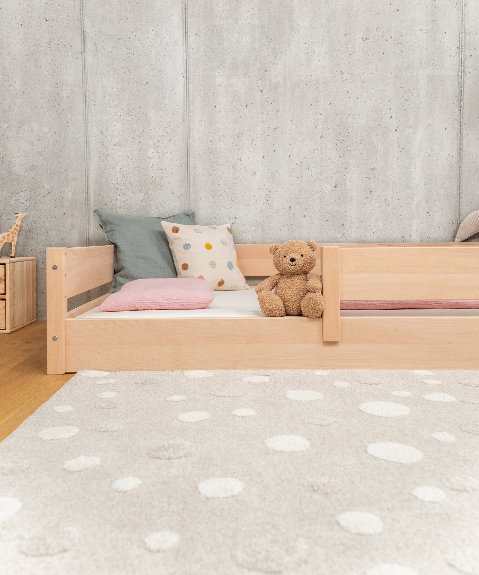 Bodenbett Buche B3 im minimalistischen Design.