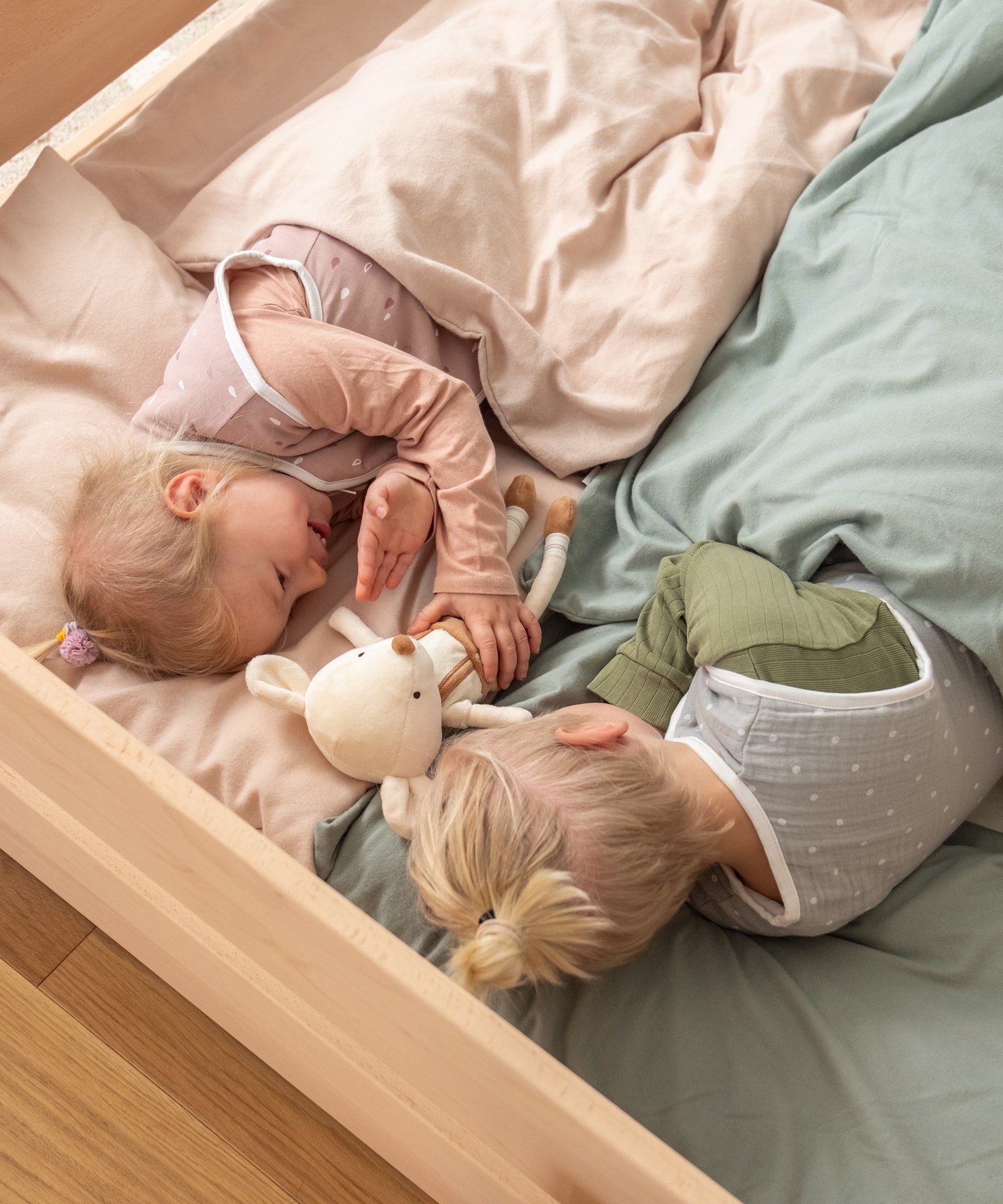 2 Größen & 2 Farben*Das Bett ist erhältlich in Weiß und Natur in den Größen 90 × 200 cm und 120 × 200 cm - genug Platz zum gemeinsamen Kuscheln.|Zwei Kinder liegen im Bodenbett.