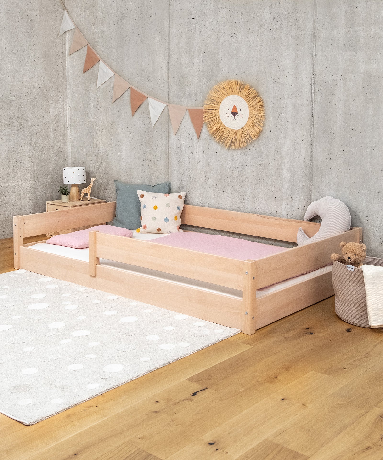 Zeitloses Design*Das minimalistische Design passt in jedes Kinderzimmer und fördert nach dem Montessori-Prinzip die Eigenständigkeit deines Kindes.|Bodenbett Buche B3 Natur im Kinderzimmer.