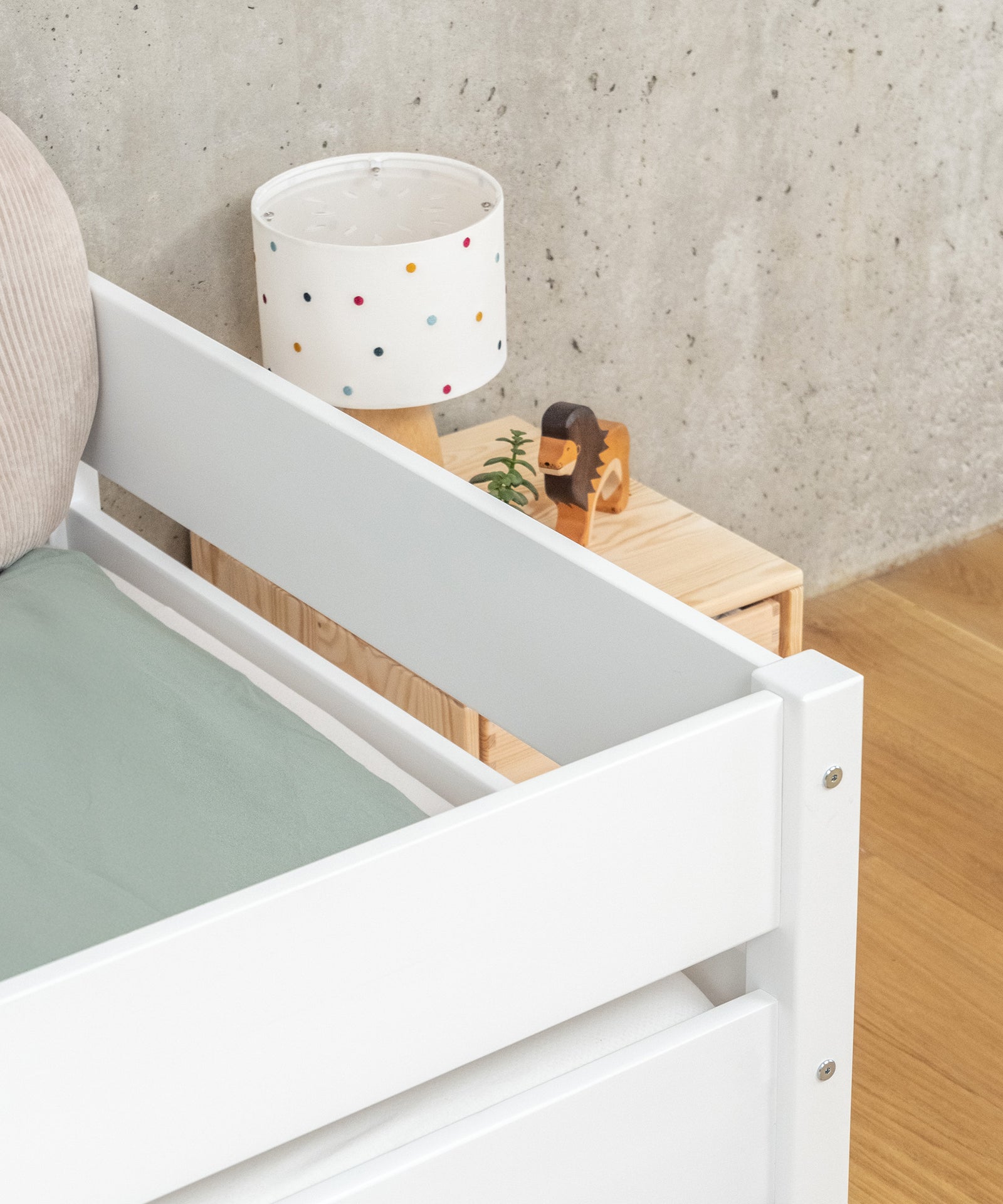 In Europa produziert*Das Bodenbett wird aus hochwertigem, massivem Buchenholz hergestellt und mit größter Sorgfalt verarbeitet.|Nahaufnahme Bodenbett Buche B3 Weiß.