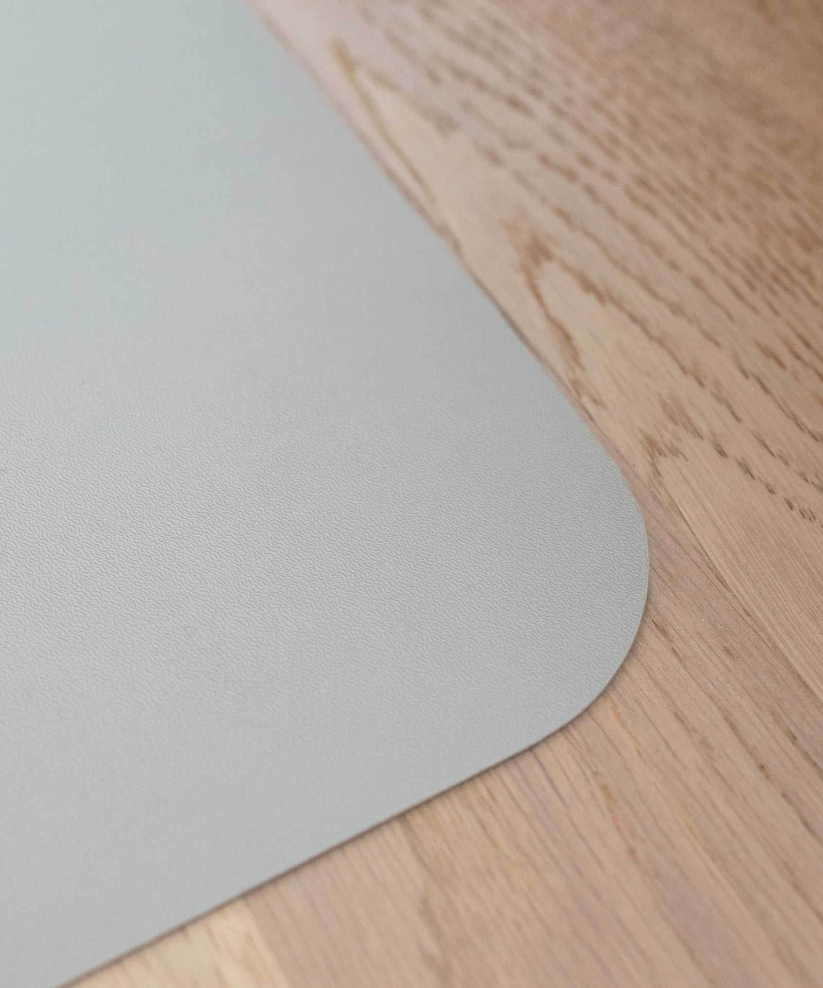 Made in Germany*Die hochwertige Bodenmatte wird in Deutschland hergestellt. Du kannst sie auch flexibel als Bürostuhl-Unterlage verwenden.|Nahaufnahme Bodenmatte.