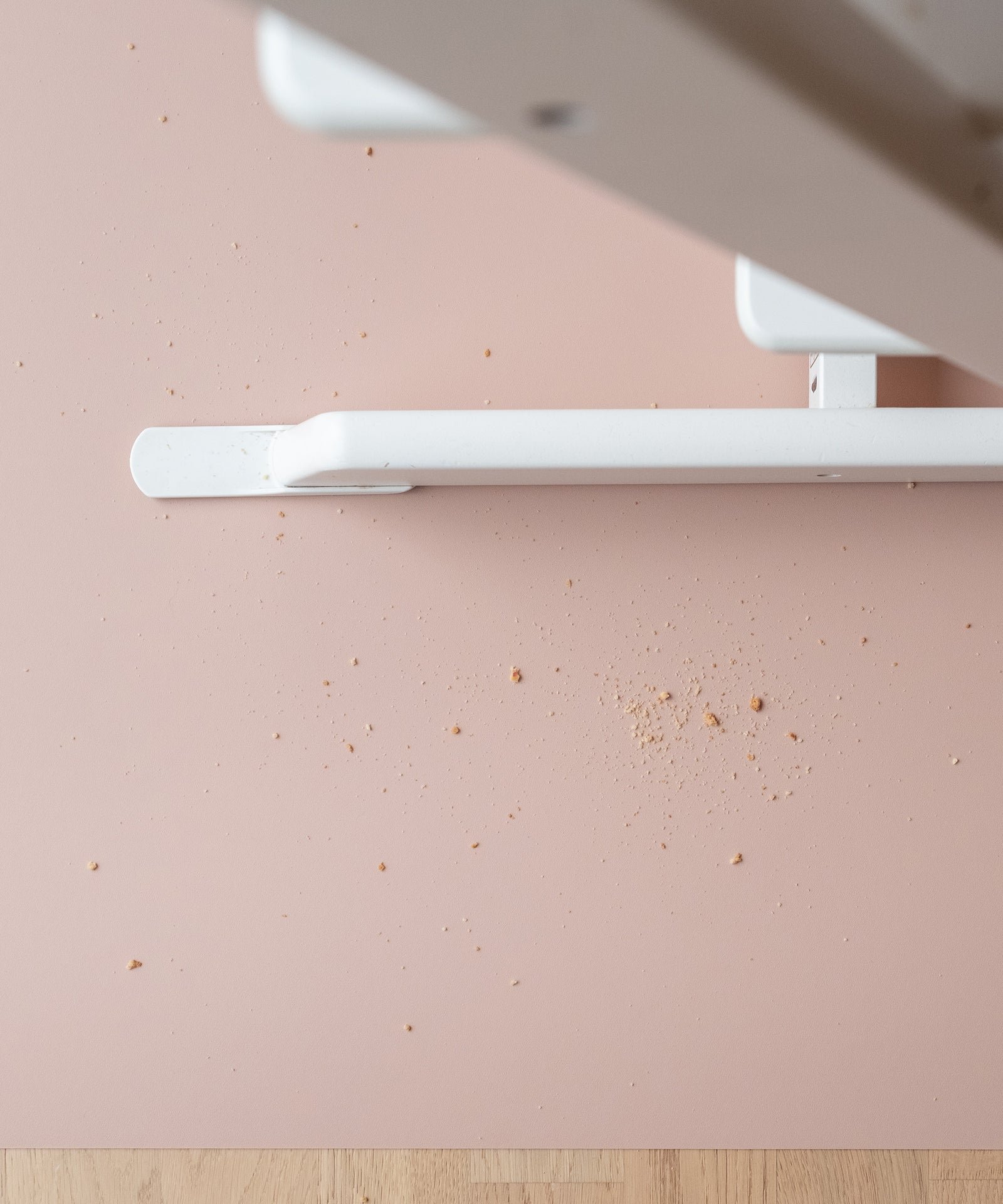 Großzügiges Format*Da darf gekleckert werden: Die Matte im Format 120x 94 cm ist passend für alle Hochstuhlgrößen und schützt den Boden optimal.|Krümel neben Hochstuhl auf Bodenmatte Rosé.