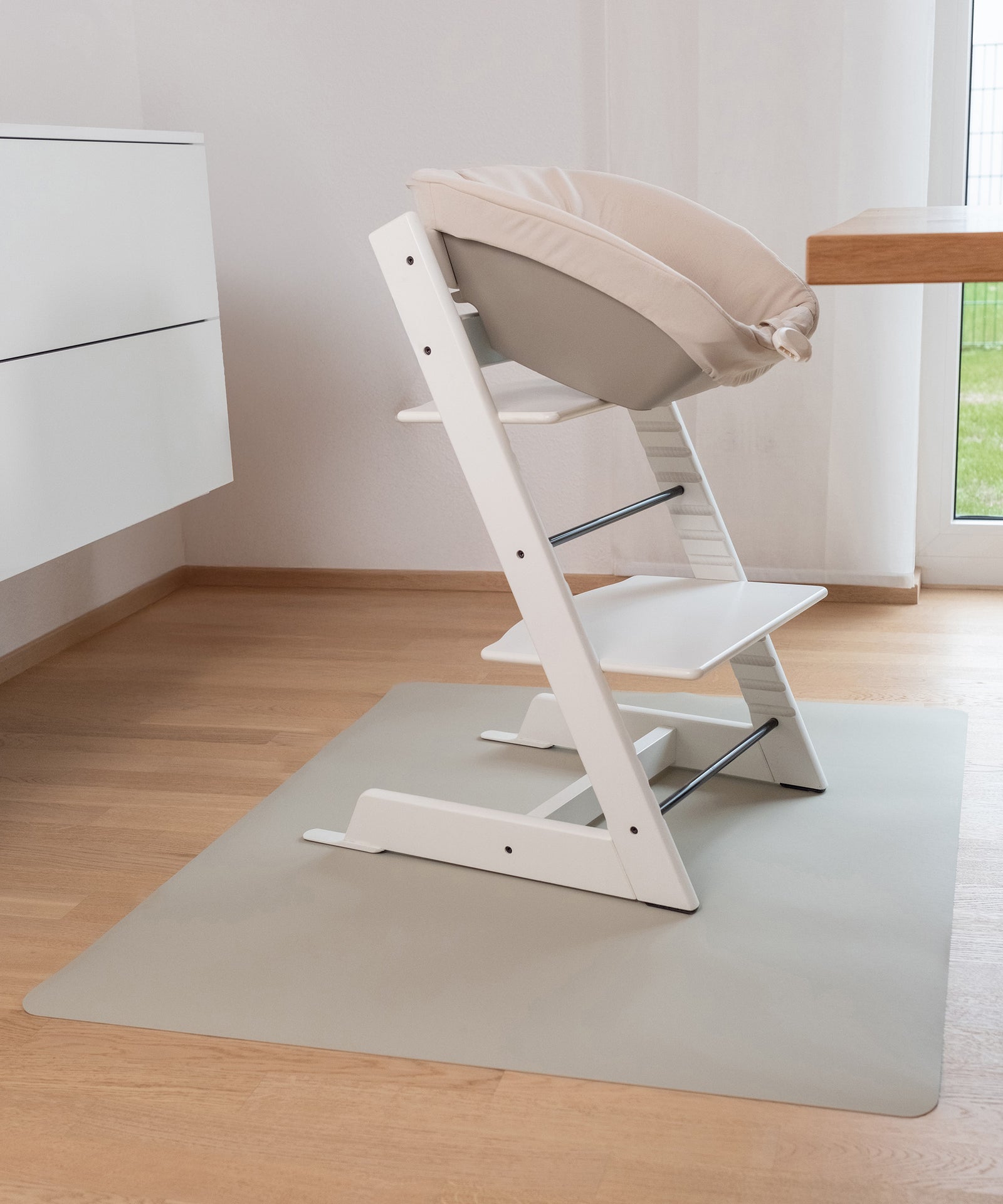 Ehrenkind Bodenmatte unter Hochstuhl, Matte ist lebensmittelecht und schadstoffgeprüft.