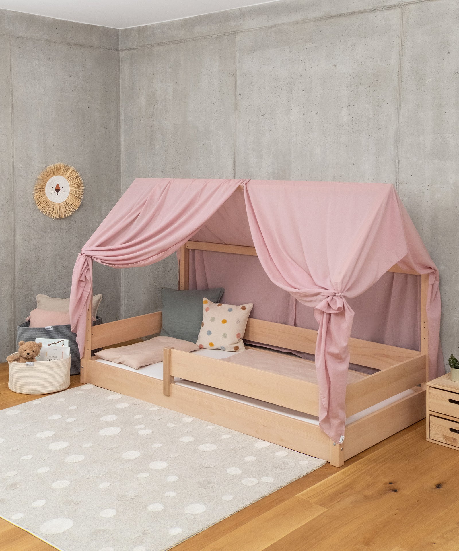 Ein Bett, zwei Varianten*Ob bodentief oder normale Liegehöhe - das Hausbett lässt sich einfach umbauen und passt sich den Bedürfnissen deines Kindes an.|Das Hausbett kann bodentief aufgebaut werden, sodass kleine Kinder selbstständig ins Bett gehen und aufstehen können.