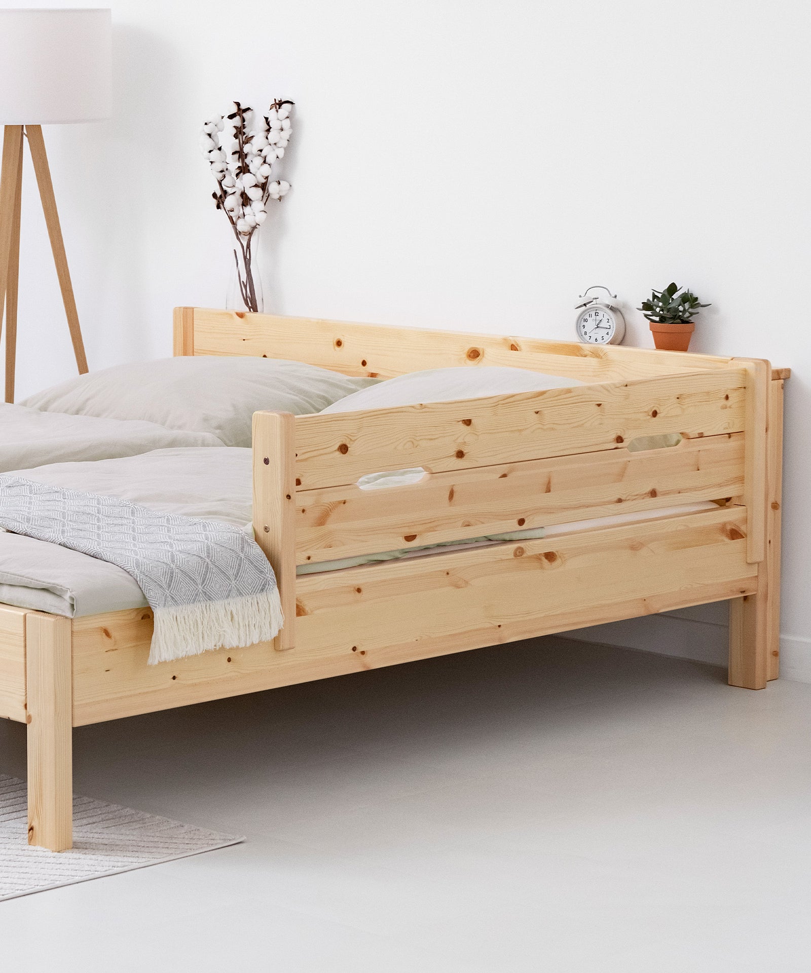 Optionaler Rausfallschutz*Zusätzliche Sicherheit bietet der passende Rausfallschutz. Er kann schnell und einfach angebracht und beliebig positioniert werden.|Rausfallschutz Kiefer natur transparent lackiert ganz einfach am Doppelbett angebracht.