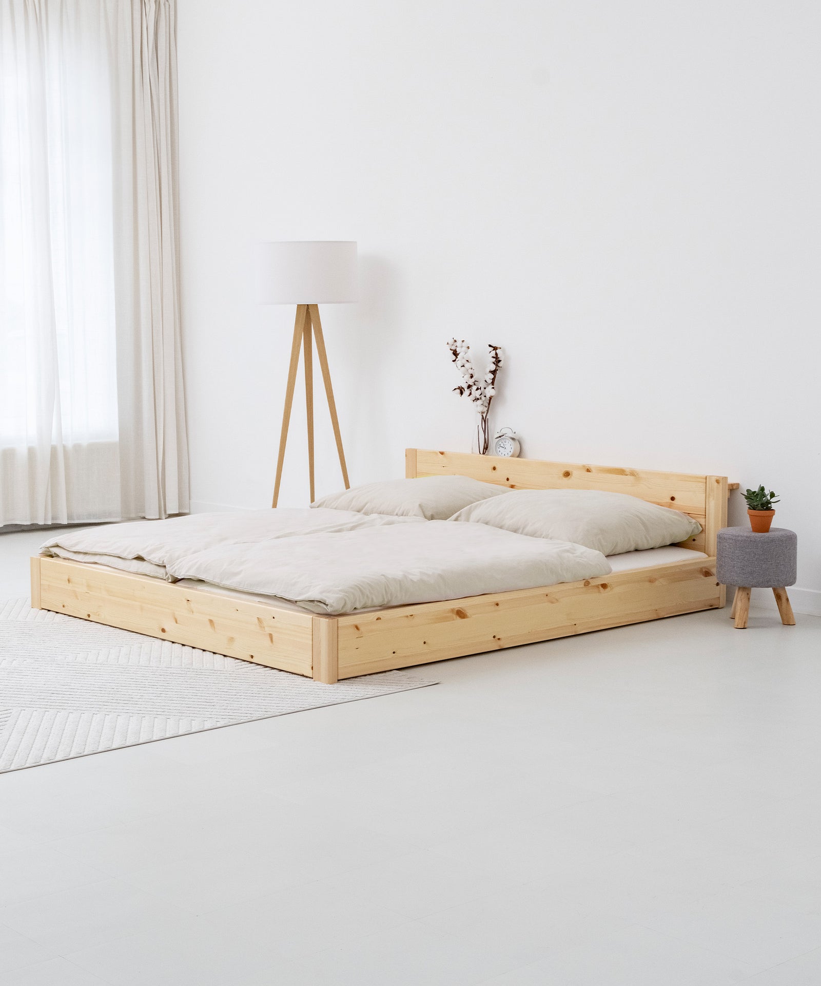 Passend für jedes Zuhause*Unser Doppelbett ist in zwei Höhen und zwei Farben erhältlich - so findest du die perfekte Variante für deinen Einrichtungsstil.|Doppelbett 180x200 cm Kiefer natur bodentief.