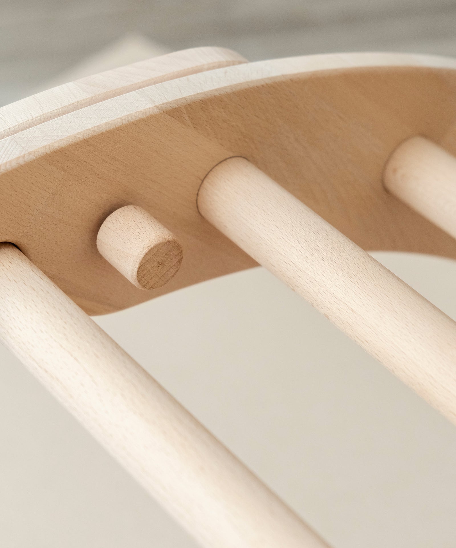 Integrierte Sicherung*Der Kletterbogen verfügt über eine Kindersicherung, die das Zusammenklappen verhindert.|Nahaufnahme Kindersicherung-Schraube des Kletterbogens.