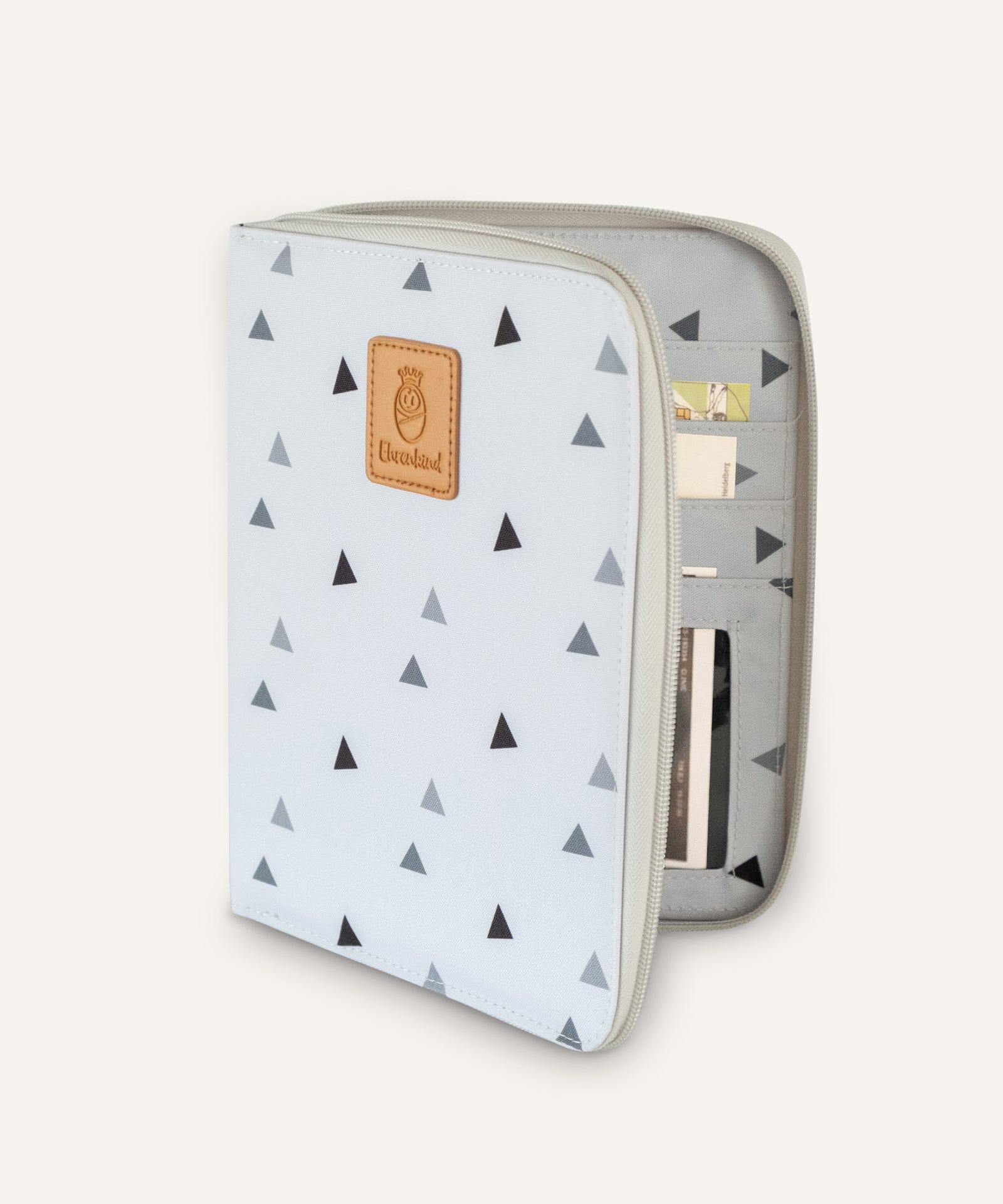 Ehrenkind Mutterpasshülle grau mit Dreiecken.