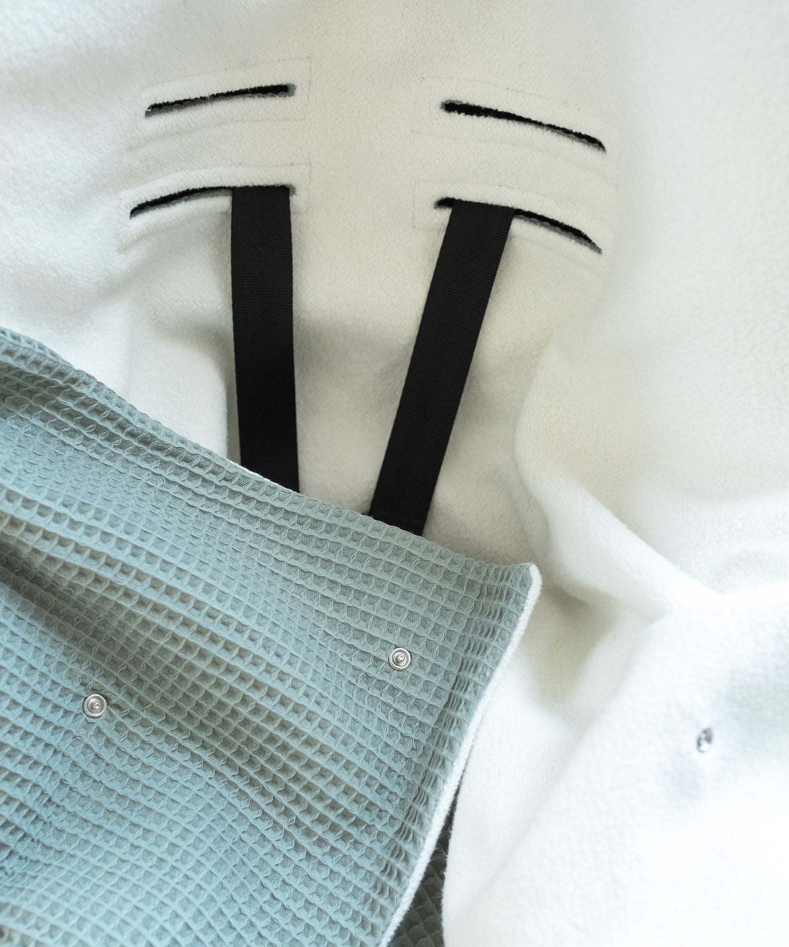 Nahaufnahme Gurtschlitze an Einschlagdecke.