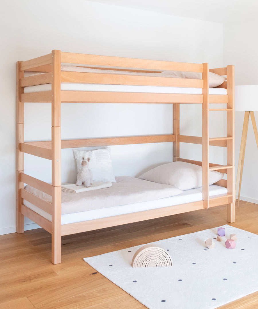 Raumwunder*Das Etagenbett bietet auf wenig Raum genügend Platz für zwei Schlafplätze und ist daher ideal für kleine Kinderzimmer.|Hohes Etagenbett in Natur mit rechts montierter Leiter.