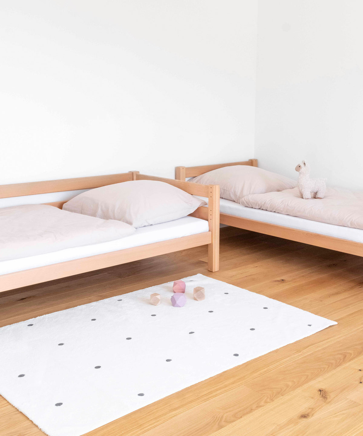 Zwei Einzelbetten, die aus dem Etagenbett umgebaut werden können.