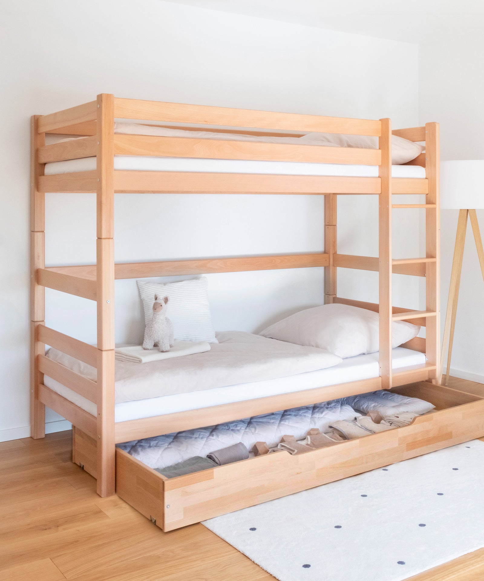 Etagenbett hoch in der Farbe Natur mit Schublade.