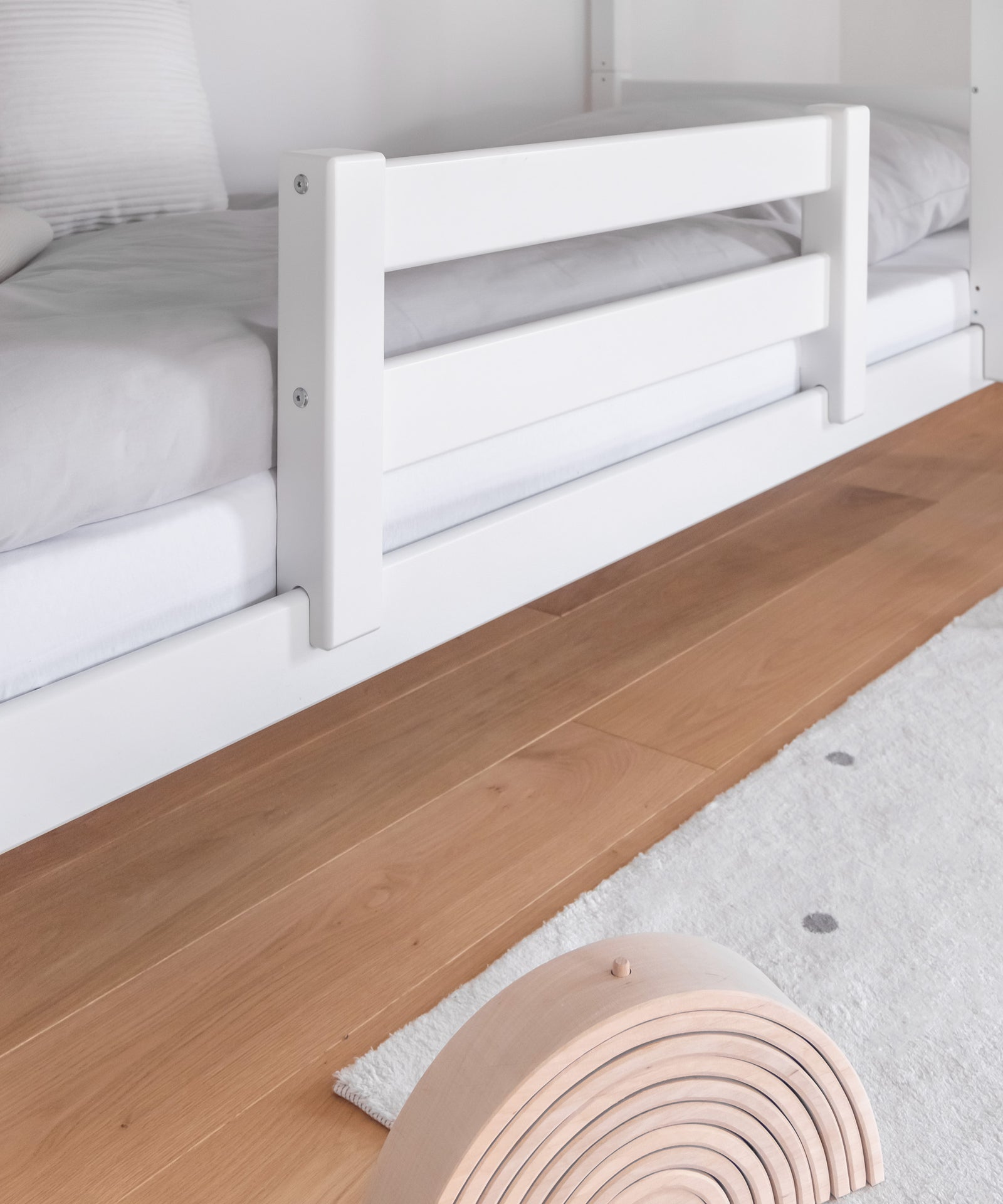 Optionaler Rausfallschutz*Für noch mehr Sicherheit kann unser Rausfallschutz bei Bedarf ganz leicht angebracht werden.|Detailansicht des optionalen Rausfallschutzes in der Farbe Weiß.