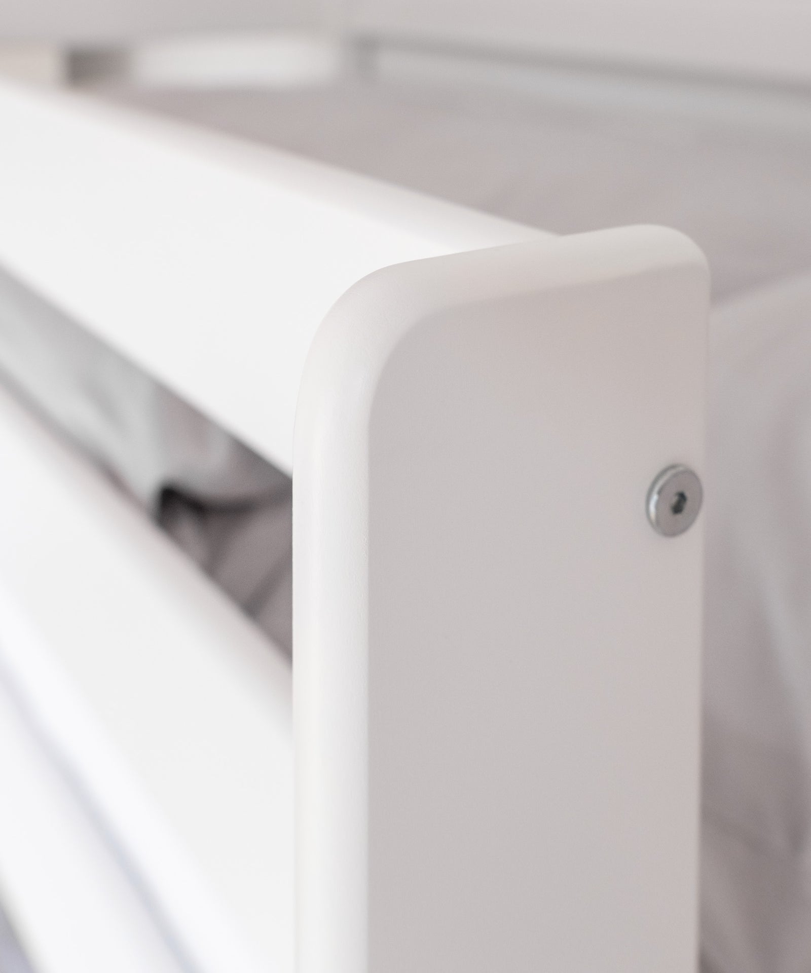 Hochwertig*Unser Etagenbett ist aus hochwertigem, massivem Buchenholz gefertigt.|Detailaufnahme des Buchenholzes in der Farbe Weiß.