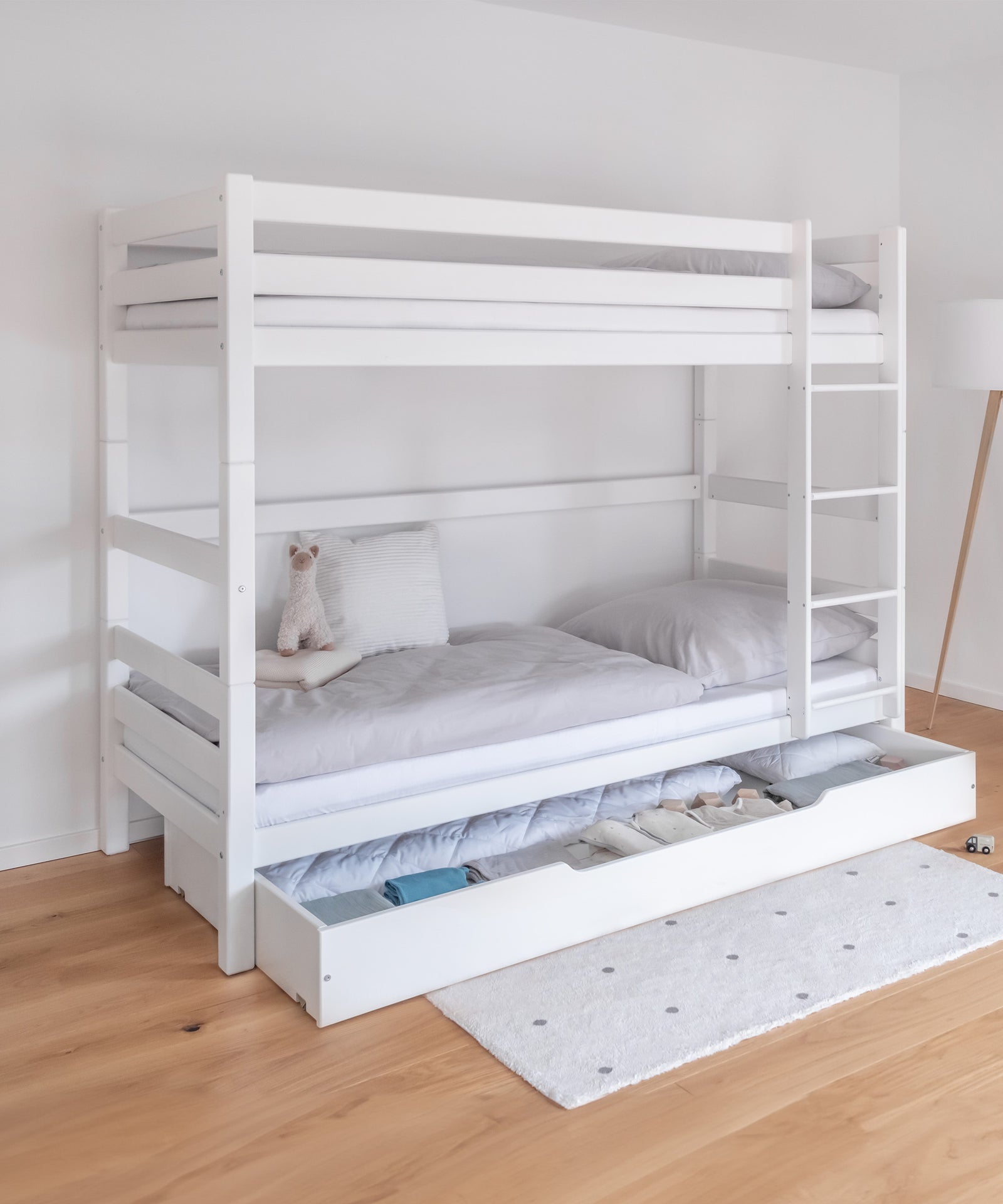Etagenbett hoch in der Farbe Weiß mit Schublade.