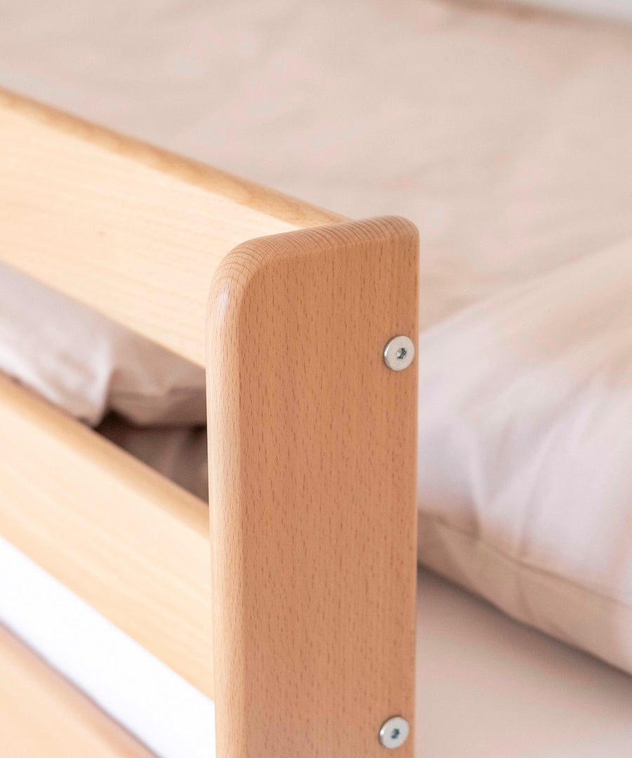 Hochwertig*Unser Etagenbett ist aus hochwertigem, massivem Buchenholz gefertigt.|Detailaufnahme des Buchenholzes.