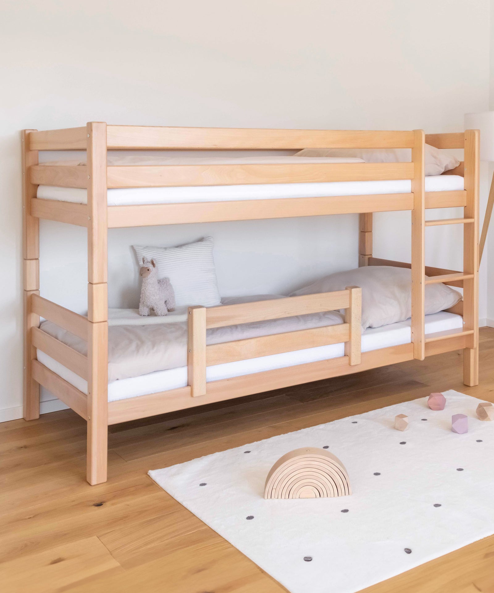 Etagenbett mittelhoch in der Farbe Natur mit optionalem Rausfallschutz.