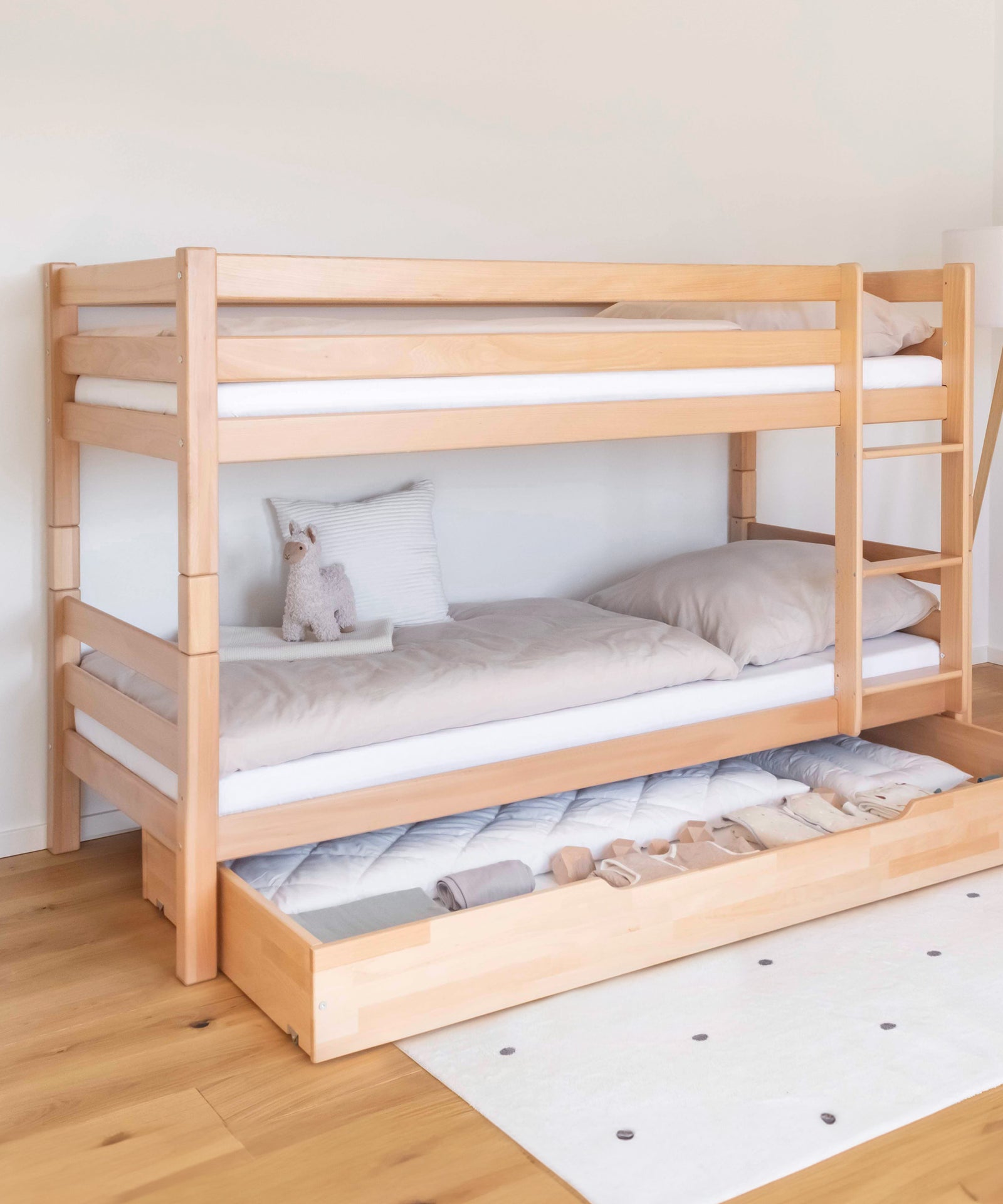 Etagenbett mittelhoch in der Farbe Natur mit Schublade.