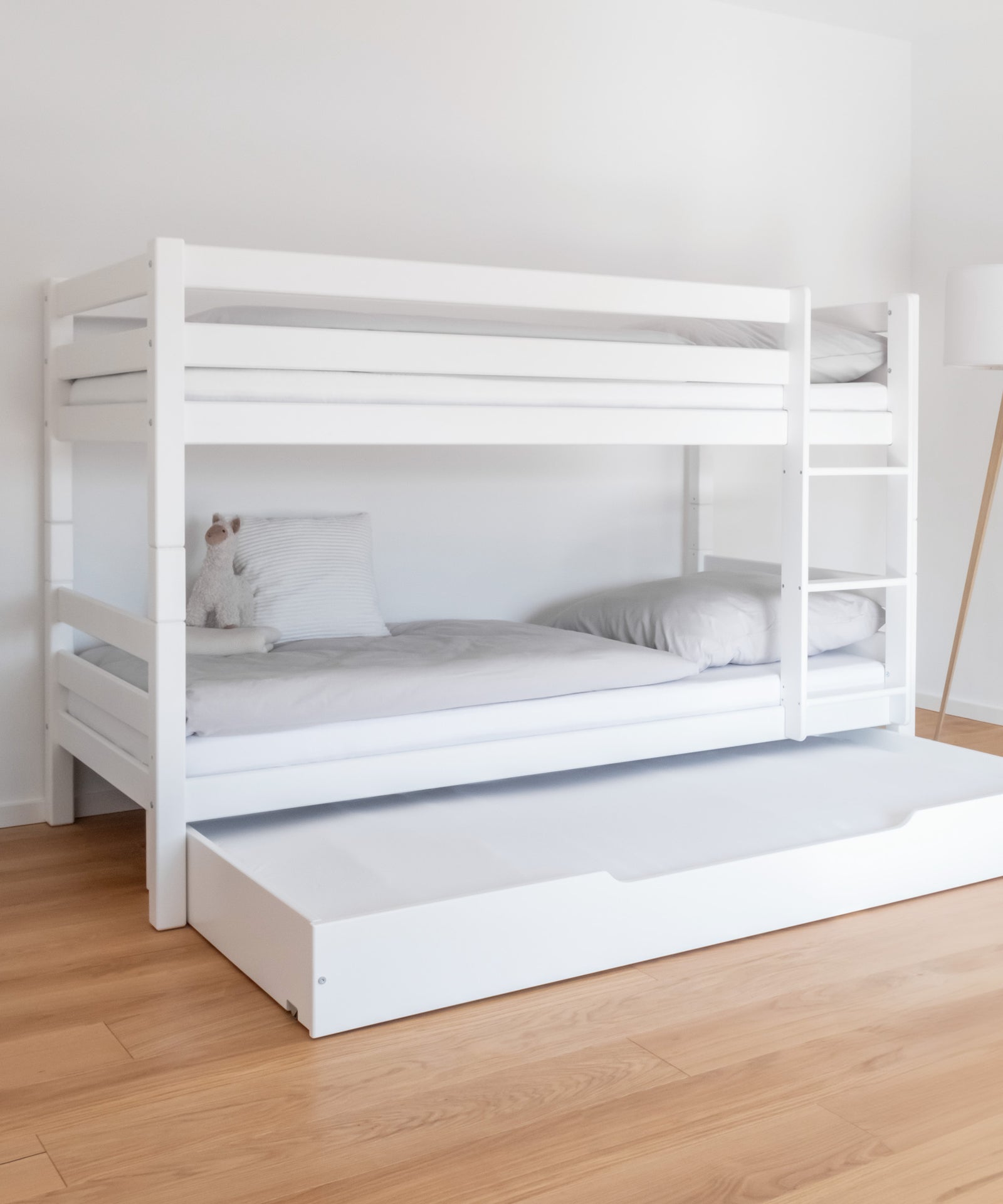 Etagenbett mittelhoch in der Farbe Weiß mit ausgezogenem Bettkasten.