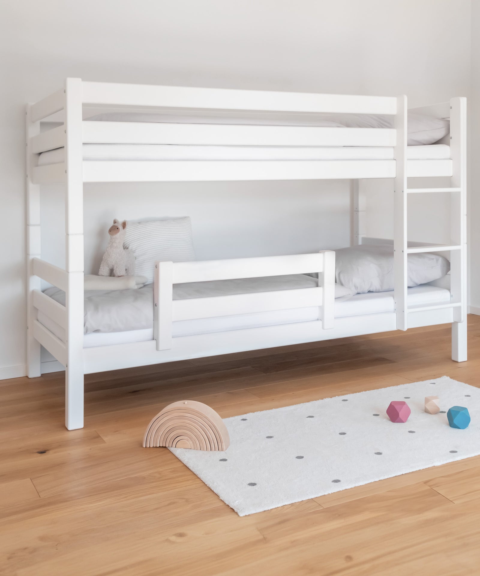 Etagenbett mittelhoch in der Farbe Weiß mit optionalem Rausfallschutz.
